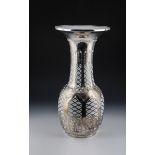 Seltene Bodenvase mit galvanisiertem Feinsilber-Dekor