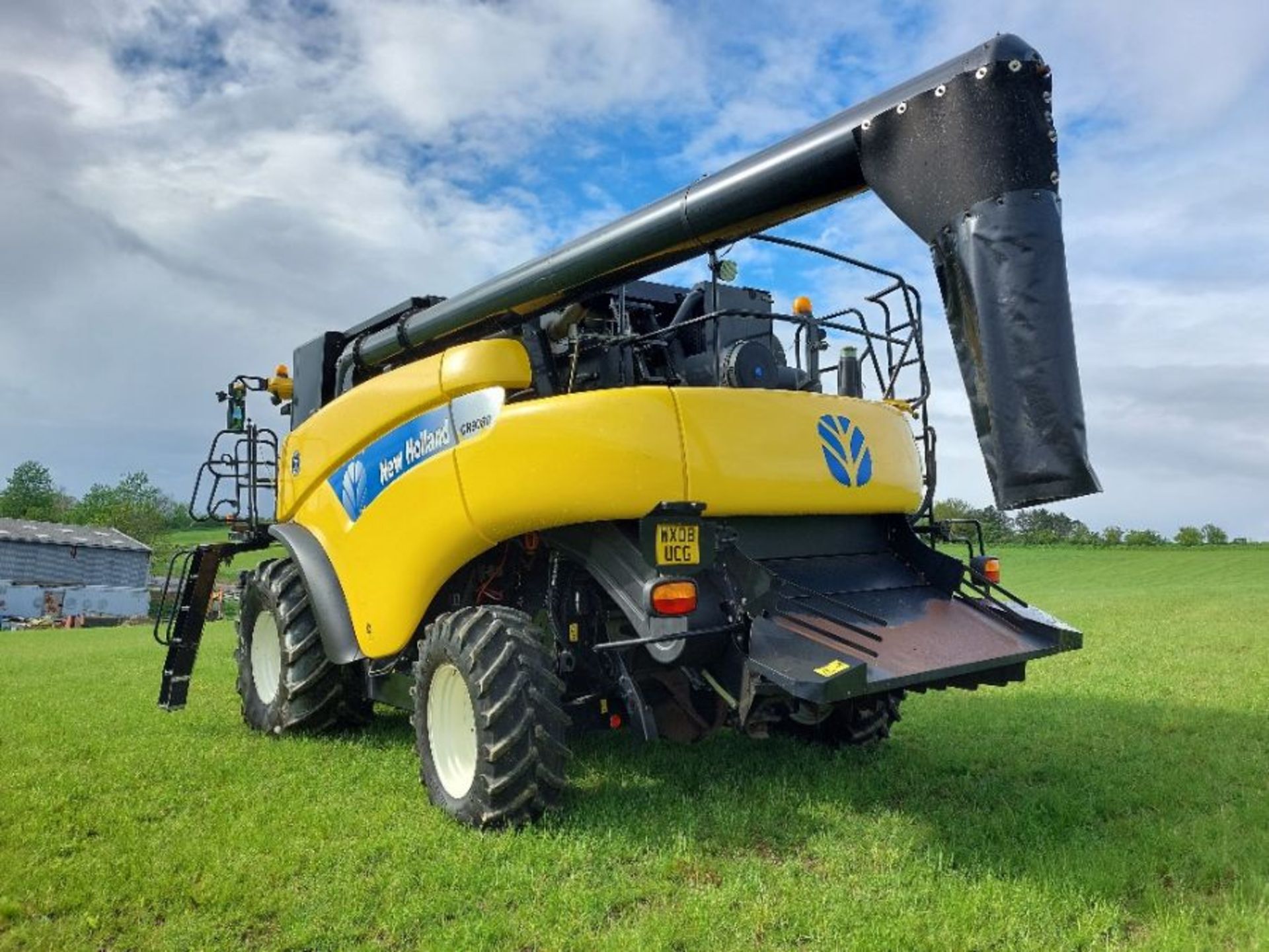 2008 New Holland CR9080 combine - Image 18 of 19