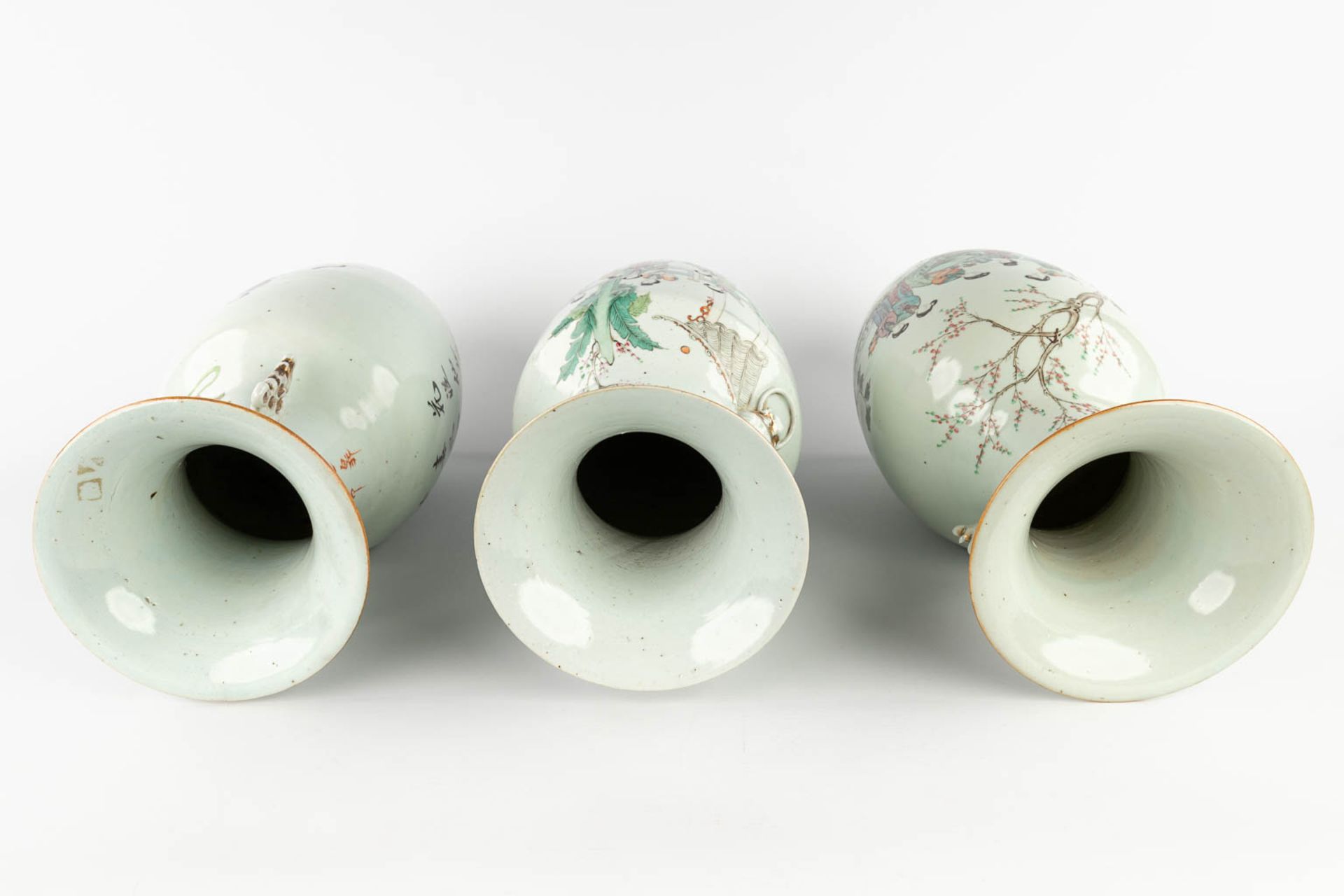 Three Chinese vases, decorated with ladies in the garden. 19th/20th C. (H:44 x D:21 cm) - Image 7 of 19