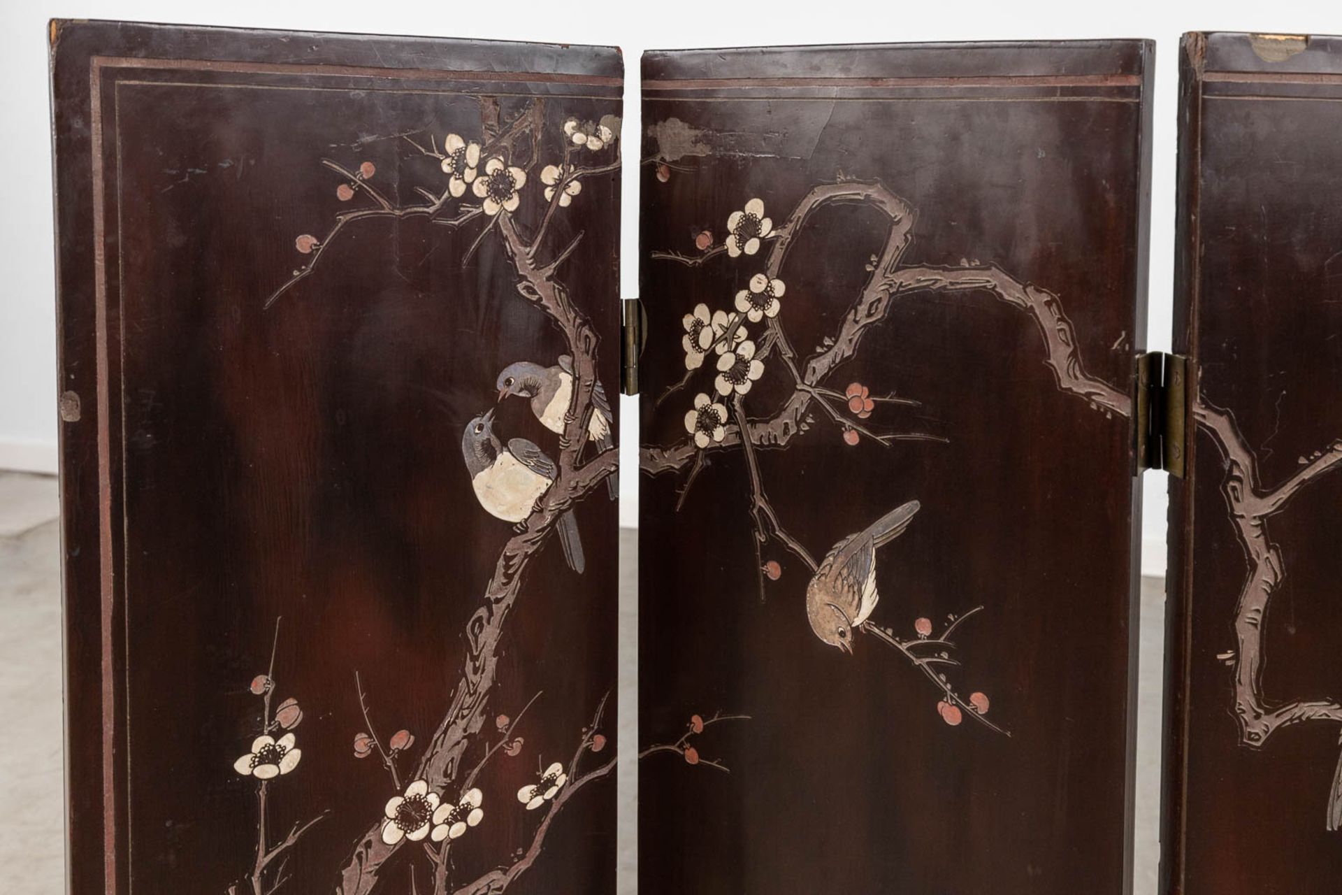 A room divider, screen with Chinoiserie decors, Fauna, Flora and playing children. Circa 1900. (W:10 - Image 12 of 17
