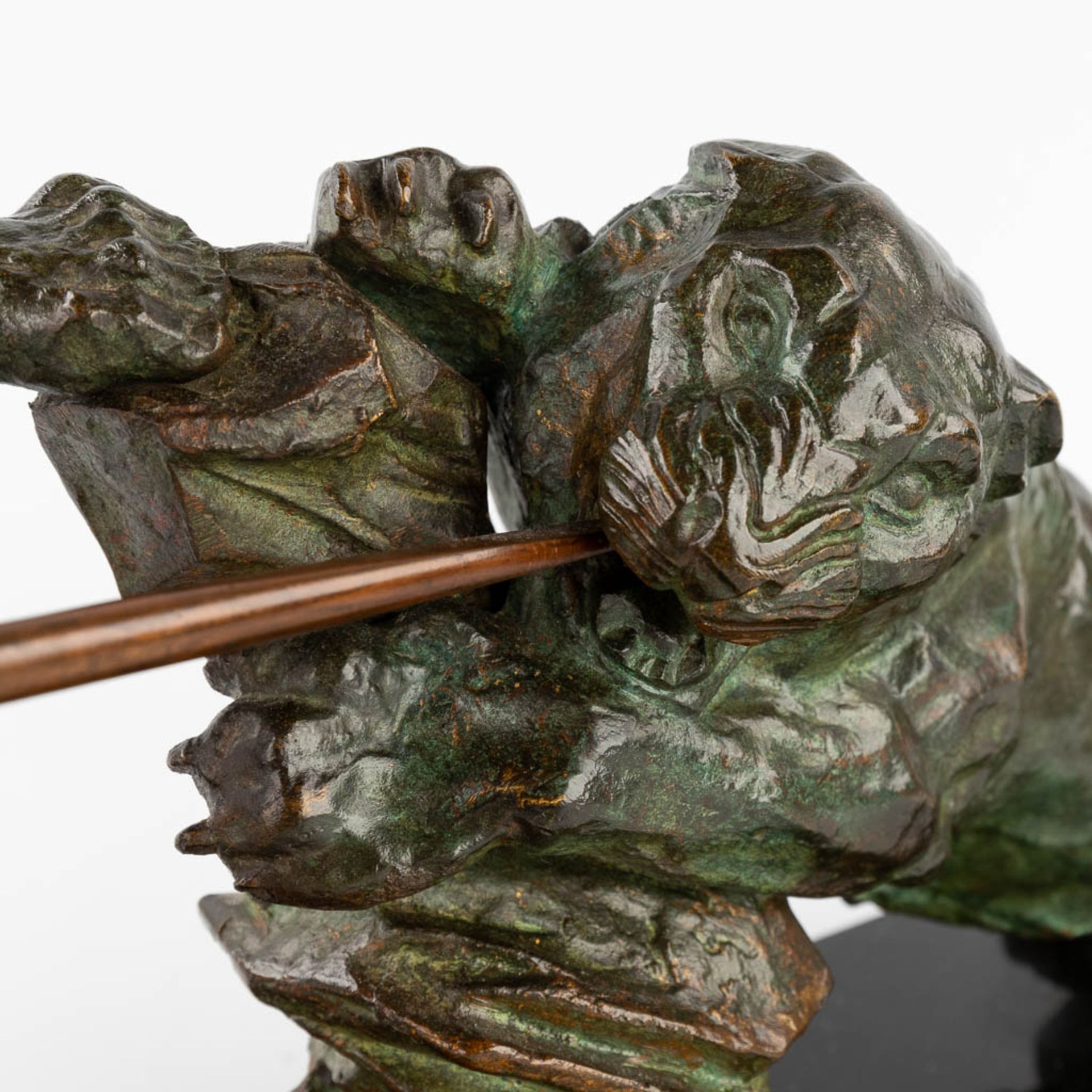 P. BERJEAN (XX) Fighting a lion, patinated bronze, marble. (L:29 x W:100 x H:37 cm) - Bild 8 aus 11