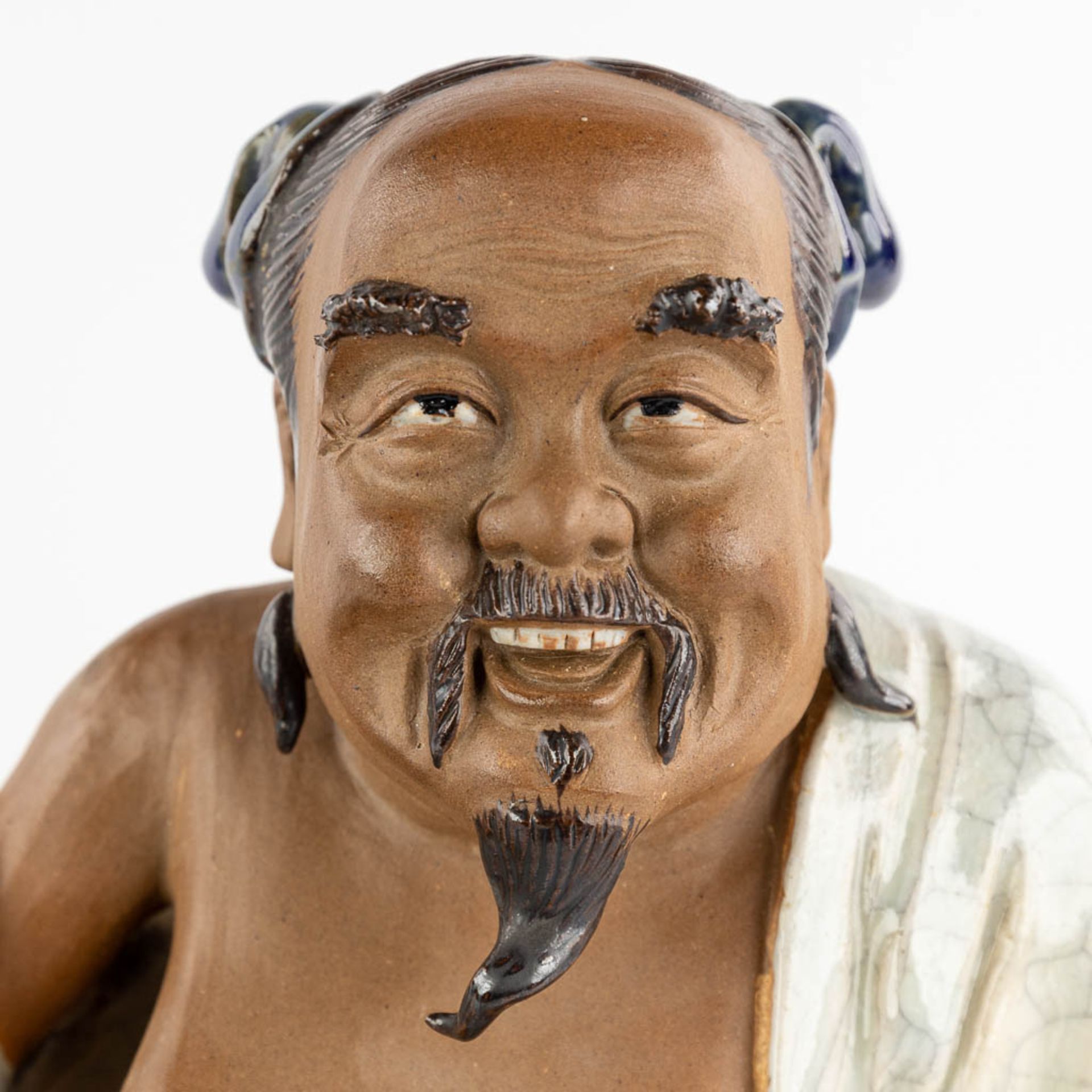 A Japanese wise man, glazed terracotta. 20th C. (L:19 x W:31 x H:31 cm) - Bild 10 aus 11