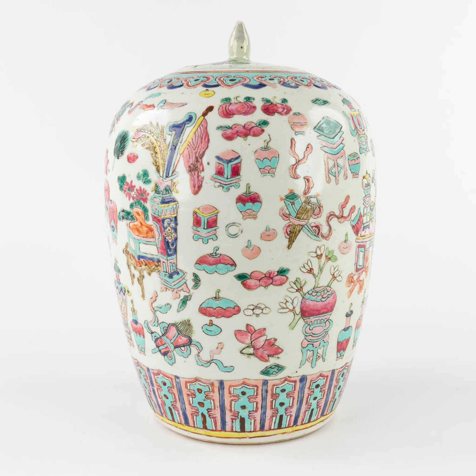 A Chinese Famille Rose ginger jar, decorated with 100 antiquities. 19th/20th C. (H:30 x D:21 cm) - Image 3 of 16