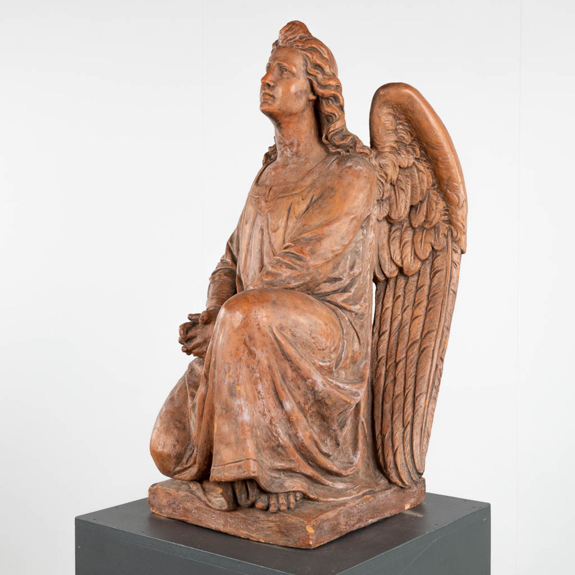A large figurine of an angel, terracotta. 19th C. (L:45 x W:38 x H:75 cm) - Image 3 of 10