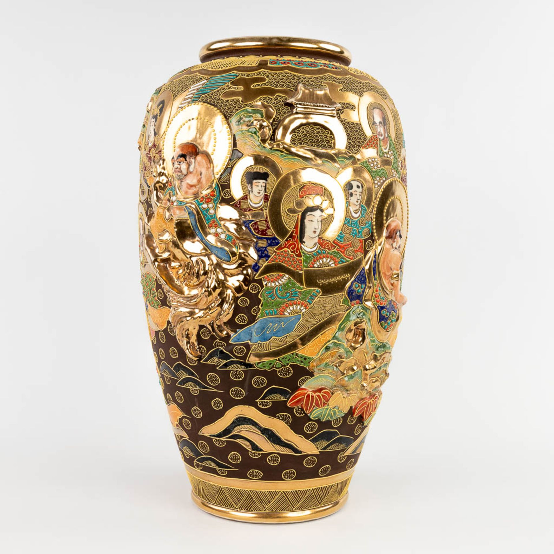 A large vase, Satsuma faience decorated with men and ladies, Japan. 20th C. (H:48 x D:28 cm) - Image 5 of 17