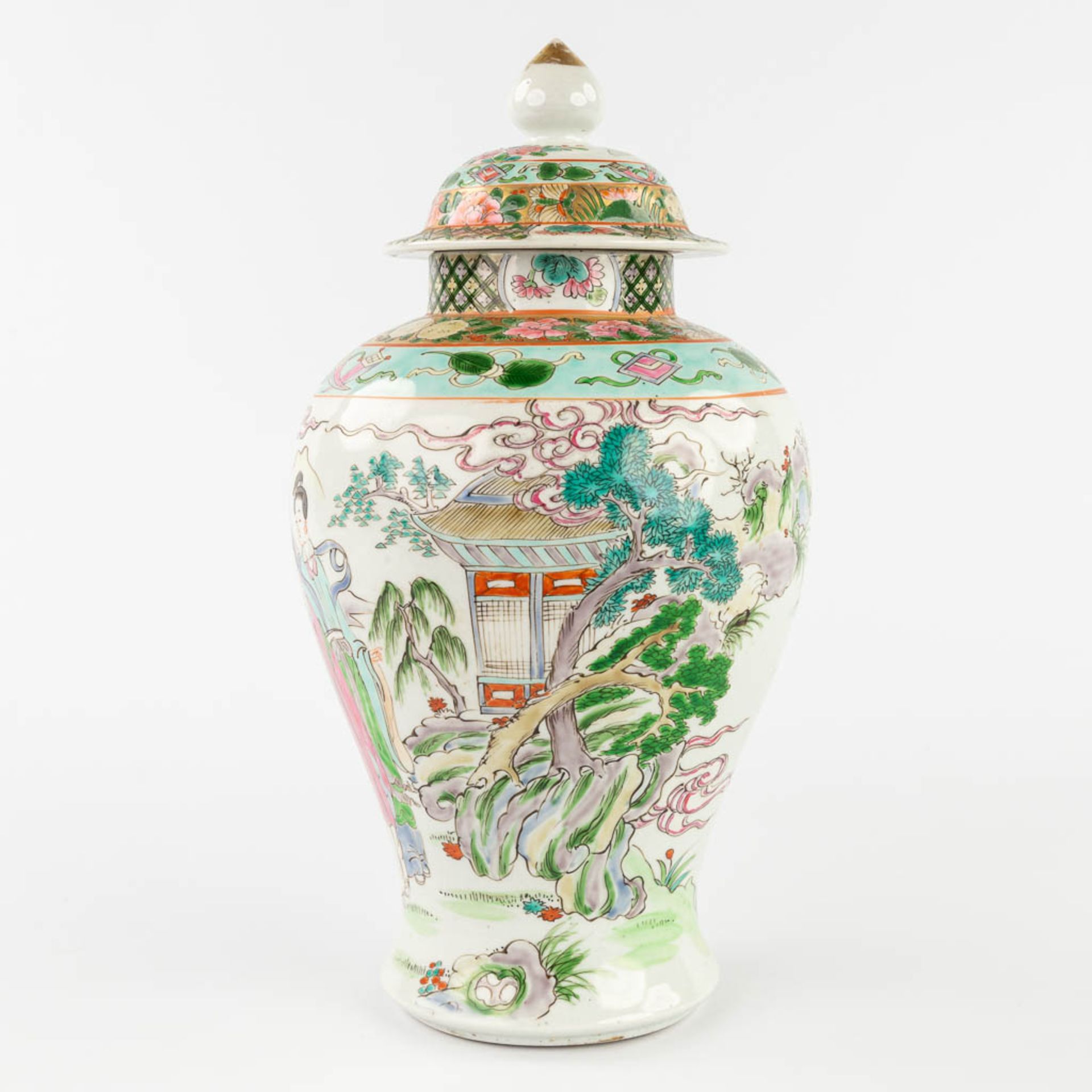 A Japanese baluster vase with lid, decorated with ladies and landscapes. (H:35 x D:18 cm) - Image 3 of 14