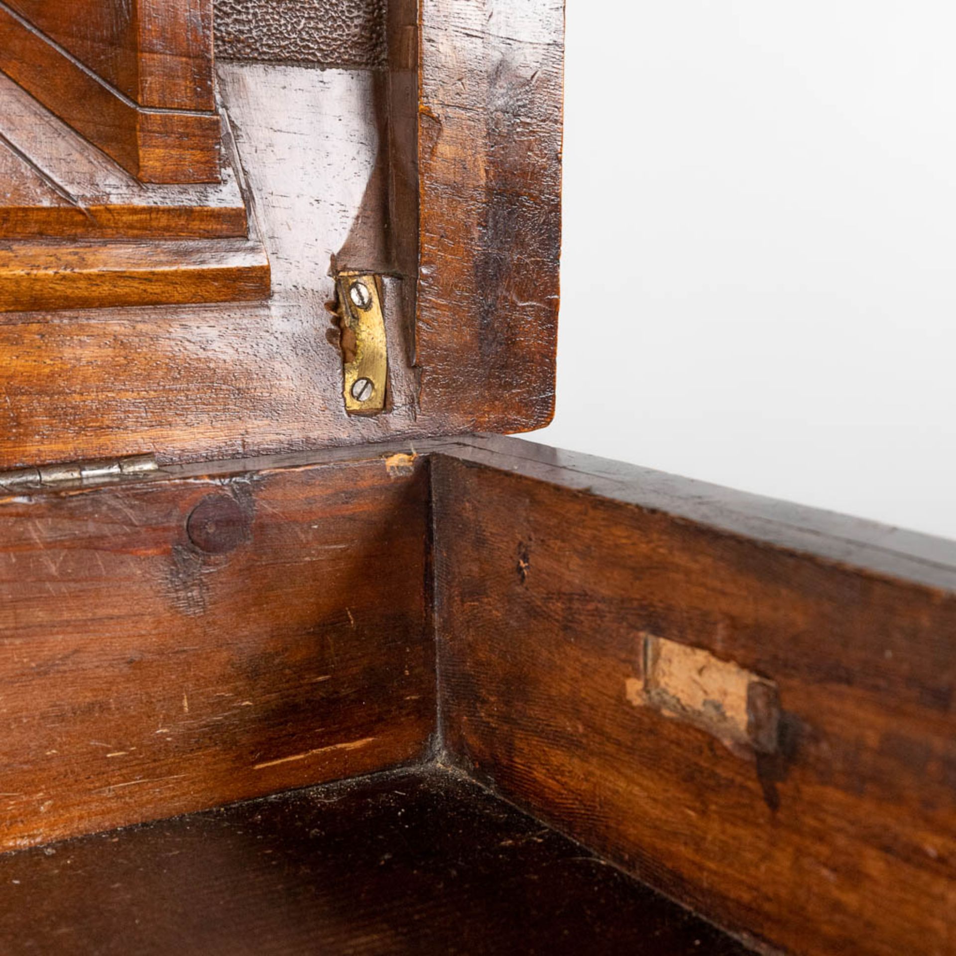 A Rococo-inspired commode, richly sculptured with mythological figurines, putti and ladies. Circa 19 - Bild 19 aus 20