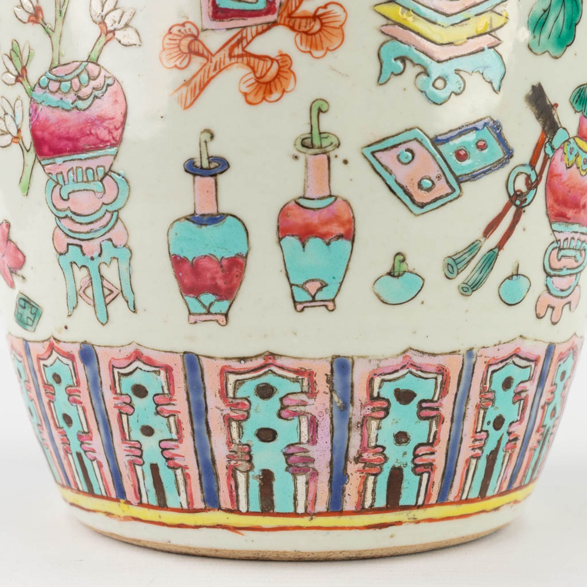 A Chinese Famille Rose ginger jar, decorated with 100 antiquities. 19th/20th C. (H:30 x D:21 cm) - Image 16 of 16