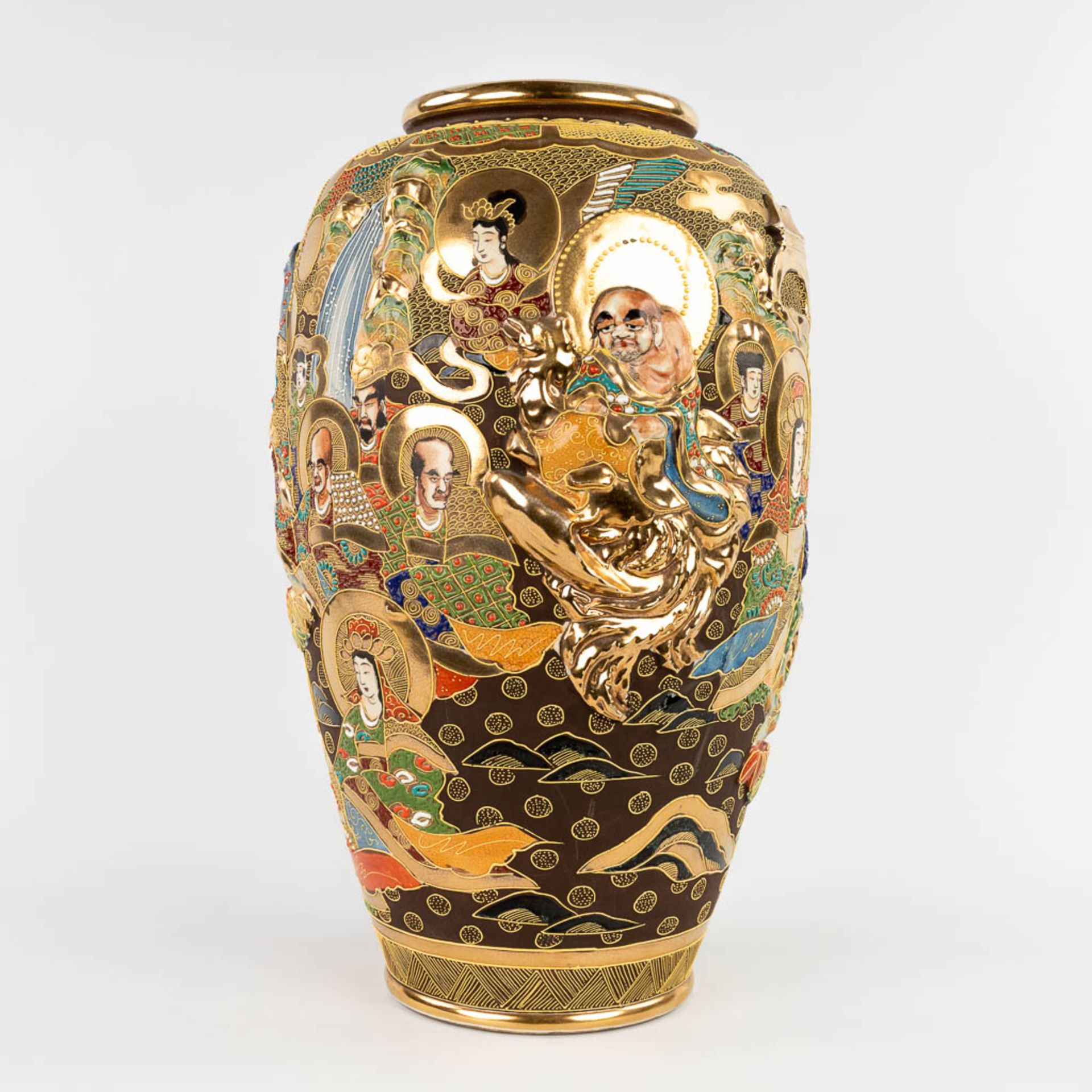 A large vase, Satsuma faience decorated with men and ladies, Japan. 20th C. (H:48 x D:28 cm) - Image 6 of 17