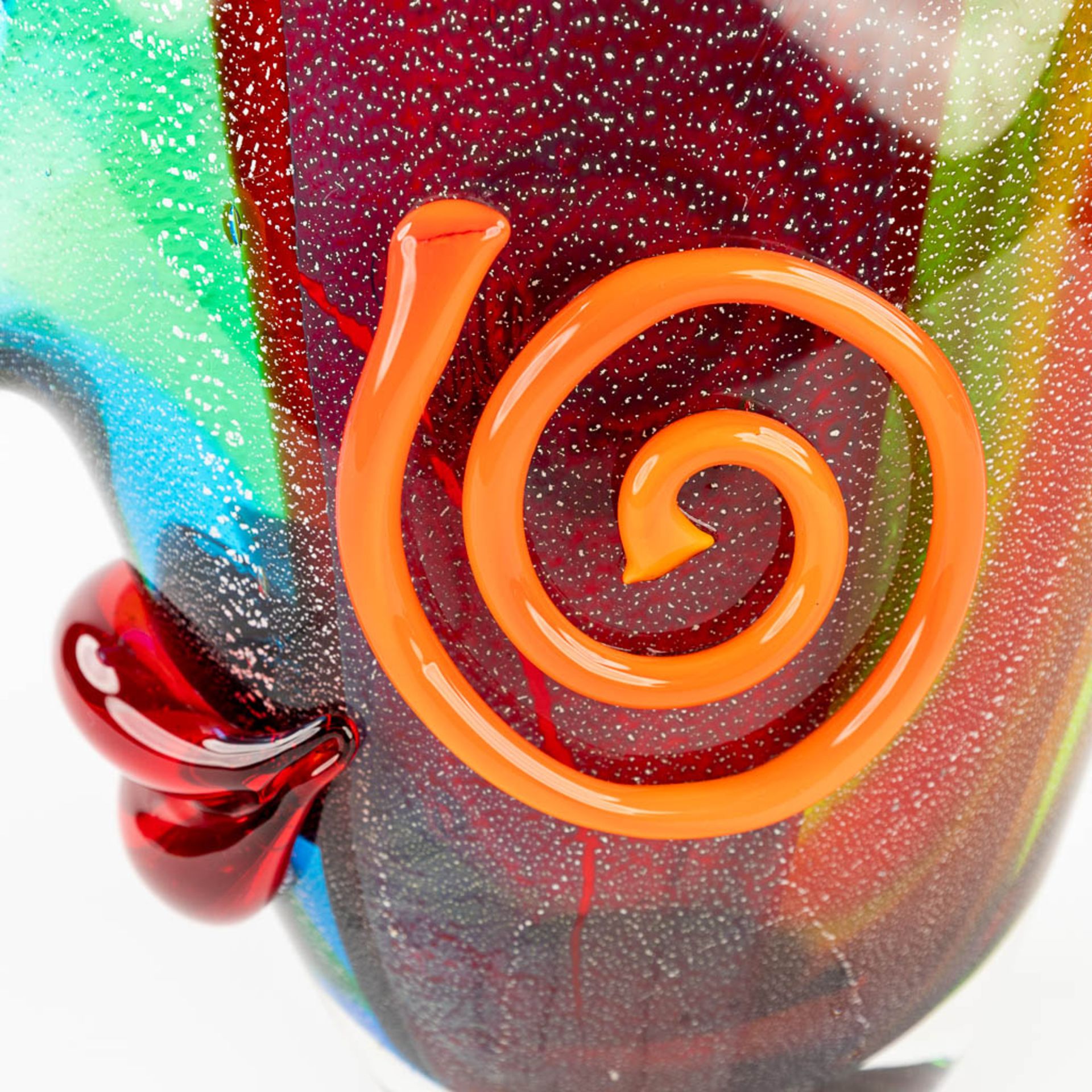 An Art Glass vase, in the style of a Pablo Picasso Head. Murano, Italië. (L:12 x W:25 x H:36 cm) - Image 15 of 15