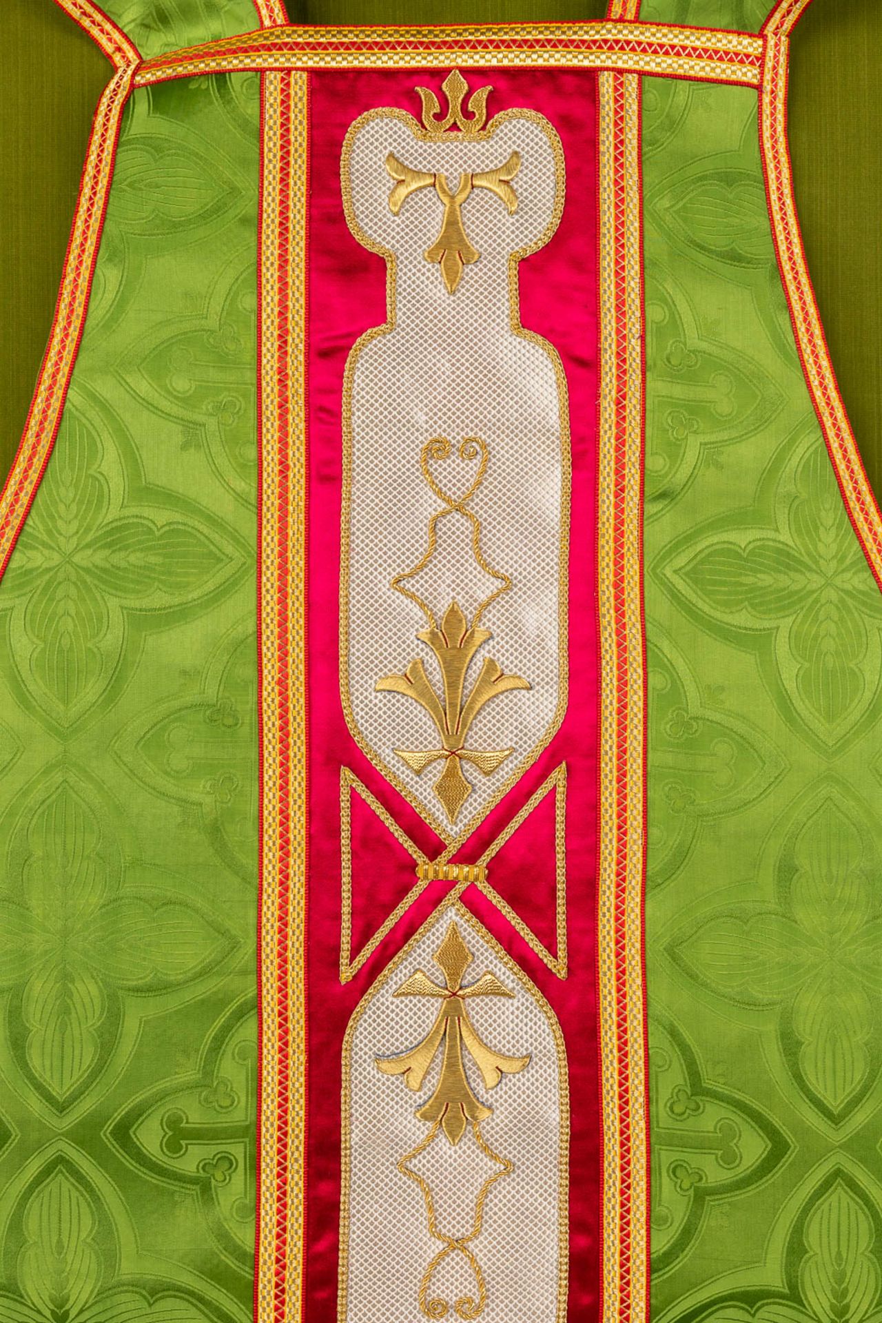 A set of 6 Roman Chasubles, maniple, Stola and Chalice veils - Image 23 of 37