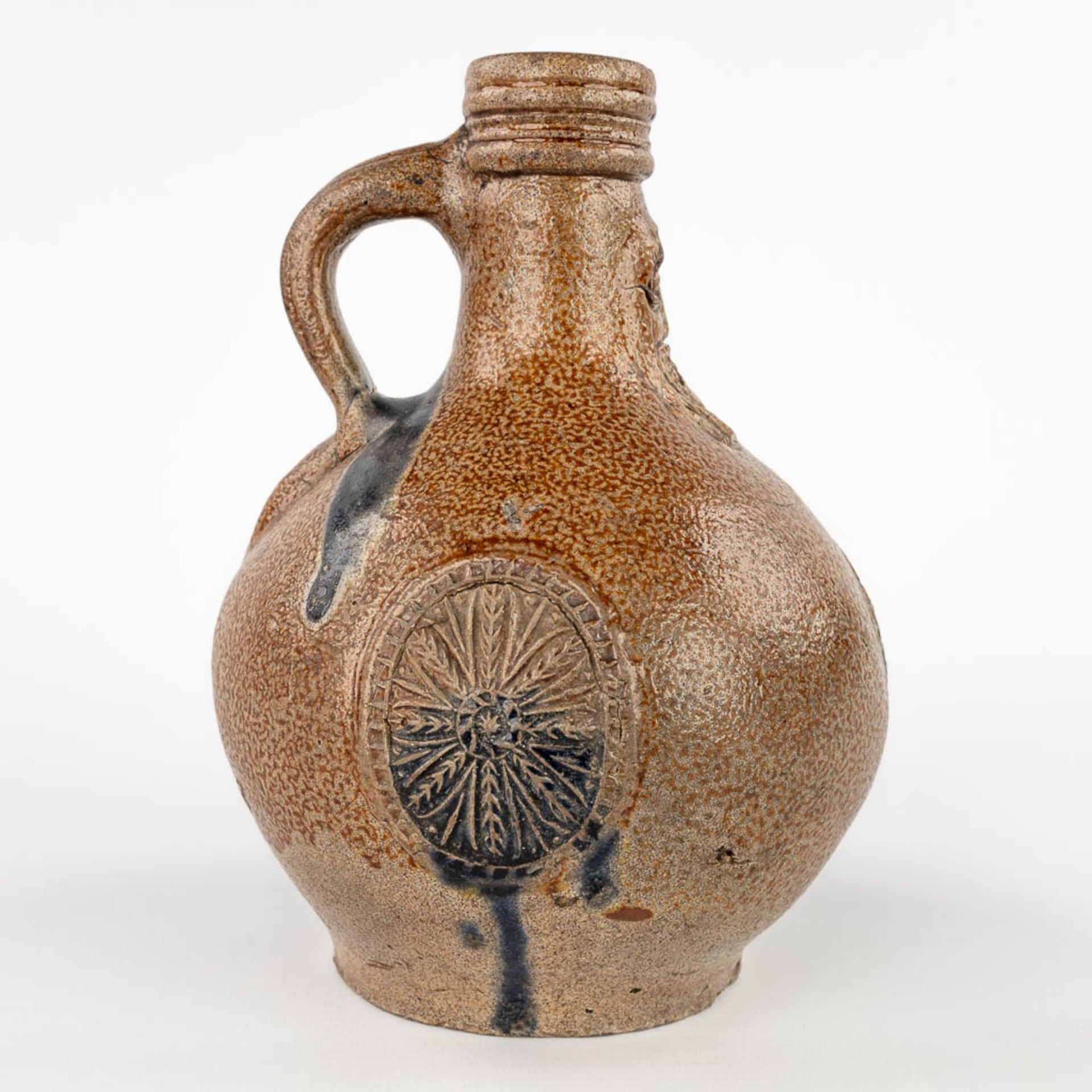 An antique Bartmann jug with 3 cartouches, 17th C. (H:20 x D:14,5 cm) - Image 7 of 14