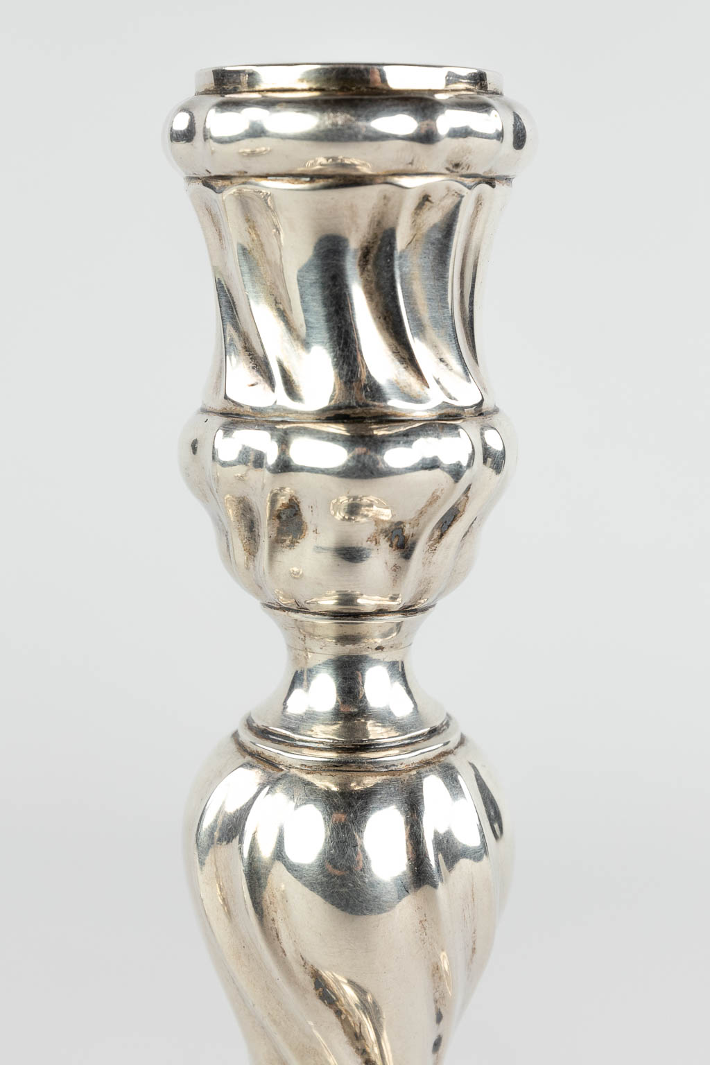 A pair of silver candlesticks / Candle holders, Carolus Benninck, Bruges, 18th C. 582g. (H:23 x D:13 - Image 8 of 11