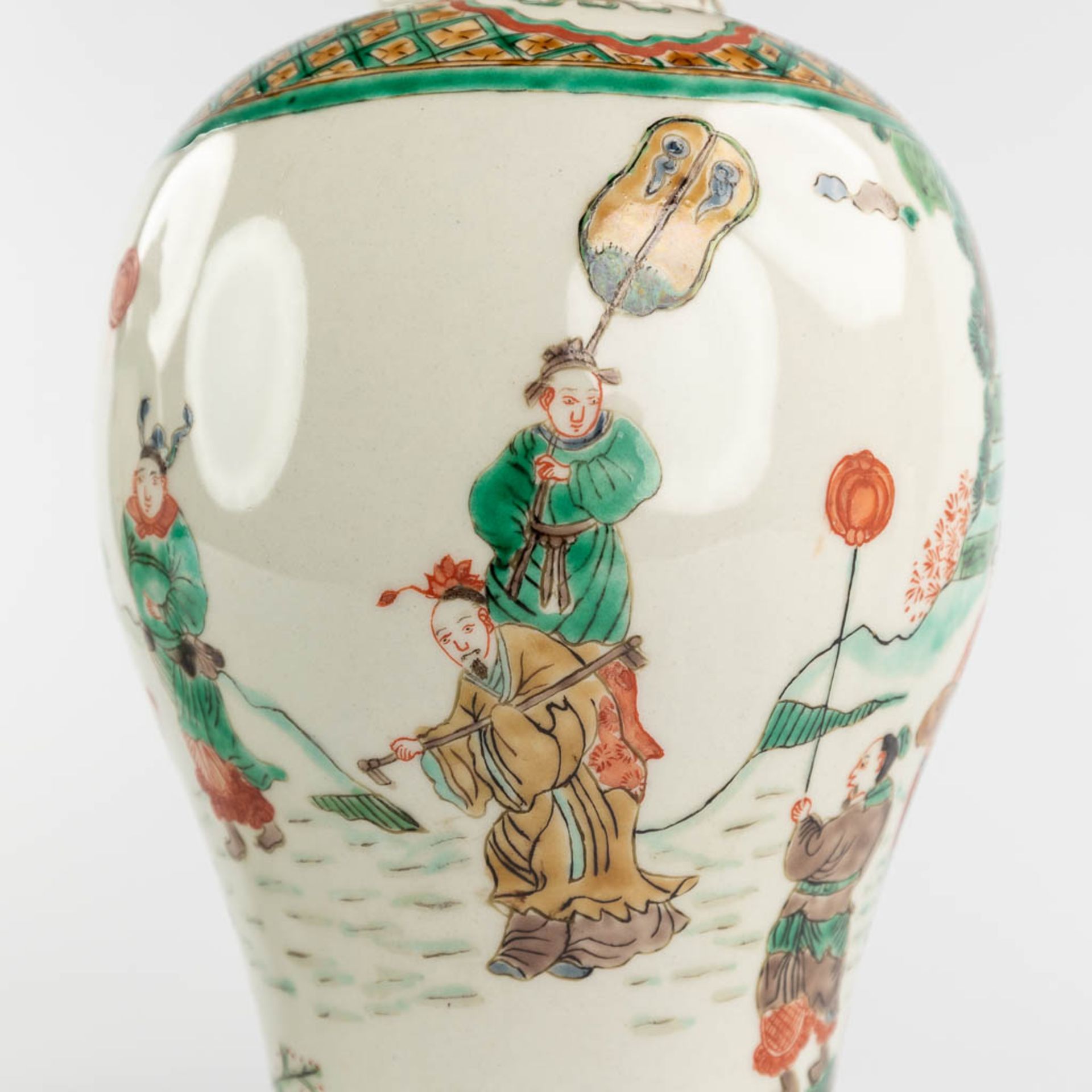 A pair of Chinese Famille Verte with farmers and symbols of happiness. 19th/20th C. (H:29 x D:13 cm) - Image 11 of 14