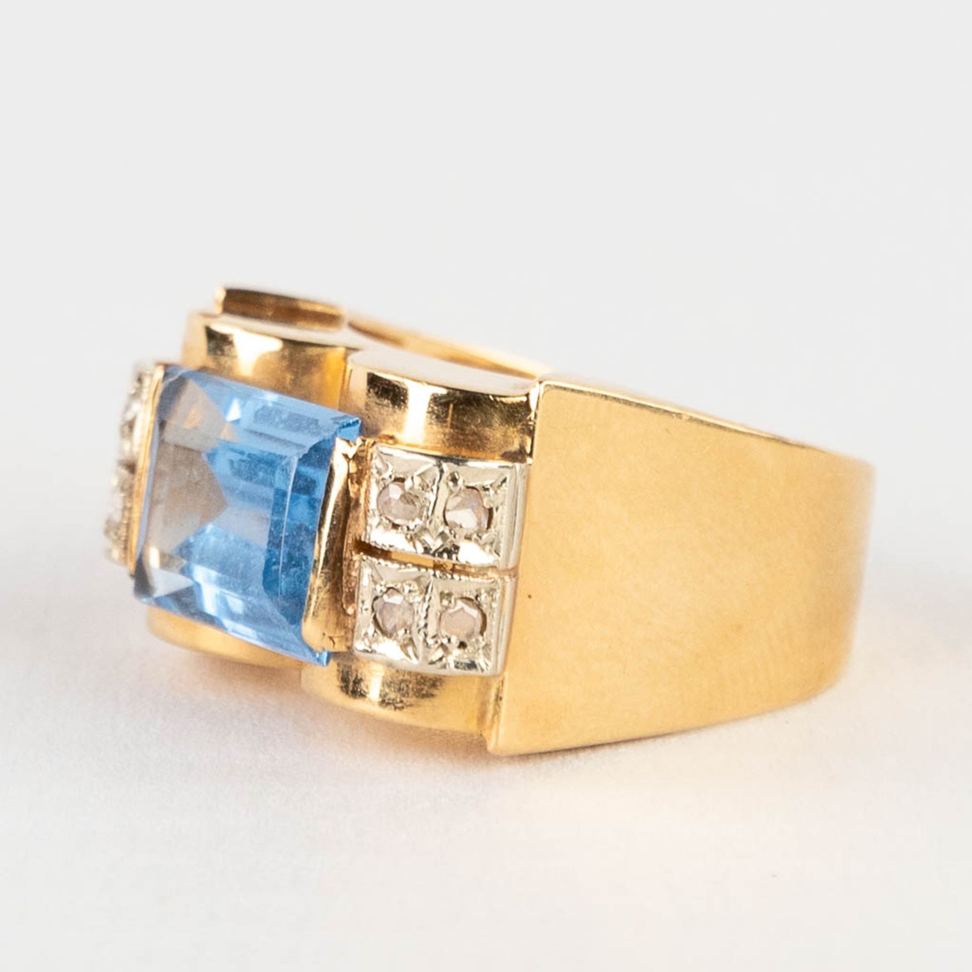 A ring, yellow gold with light blue cut stone/glass. 8,29g. Ring size: 58. 18 karat gold. - Image 4 of 10