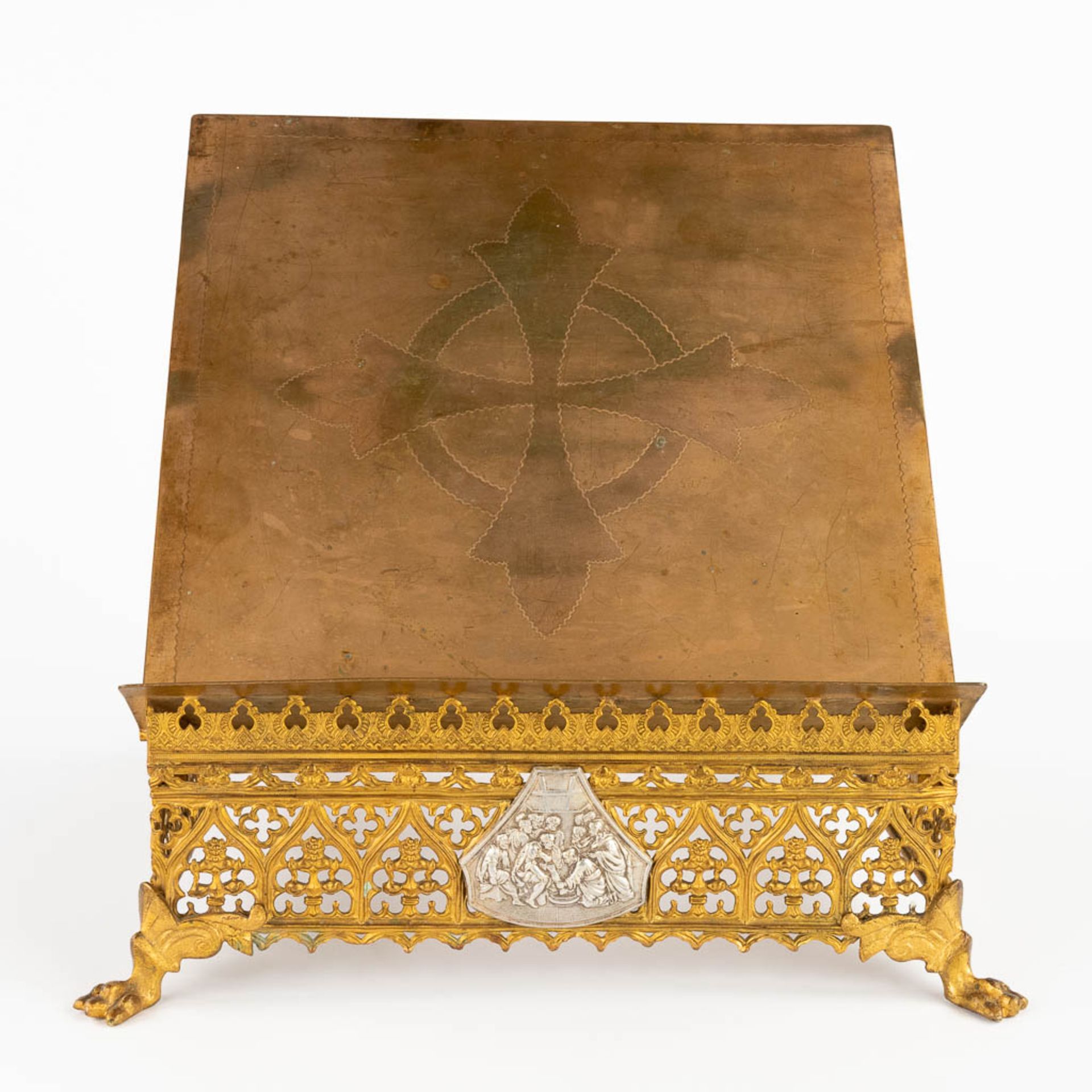 A lectern, brass in Gothic Revival style. Circa 1900. (L:31 x W:31 x H:11 cm) - Image 3 of 11