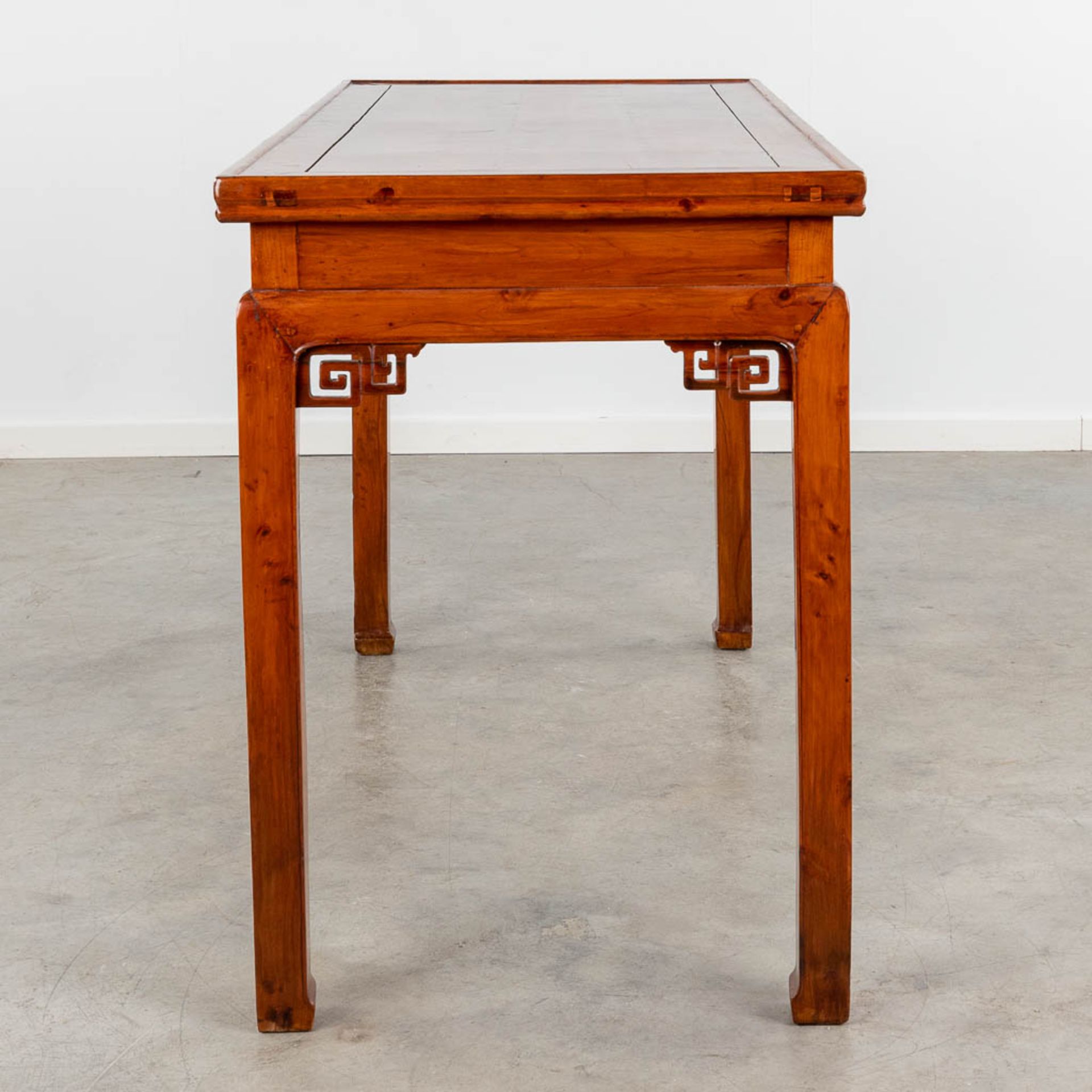 An antique Chinese side table, hardwood. (L:60 x W:130 x H:82 cm) - Bild 6 aus 15