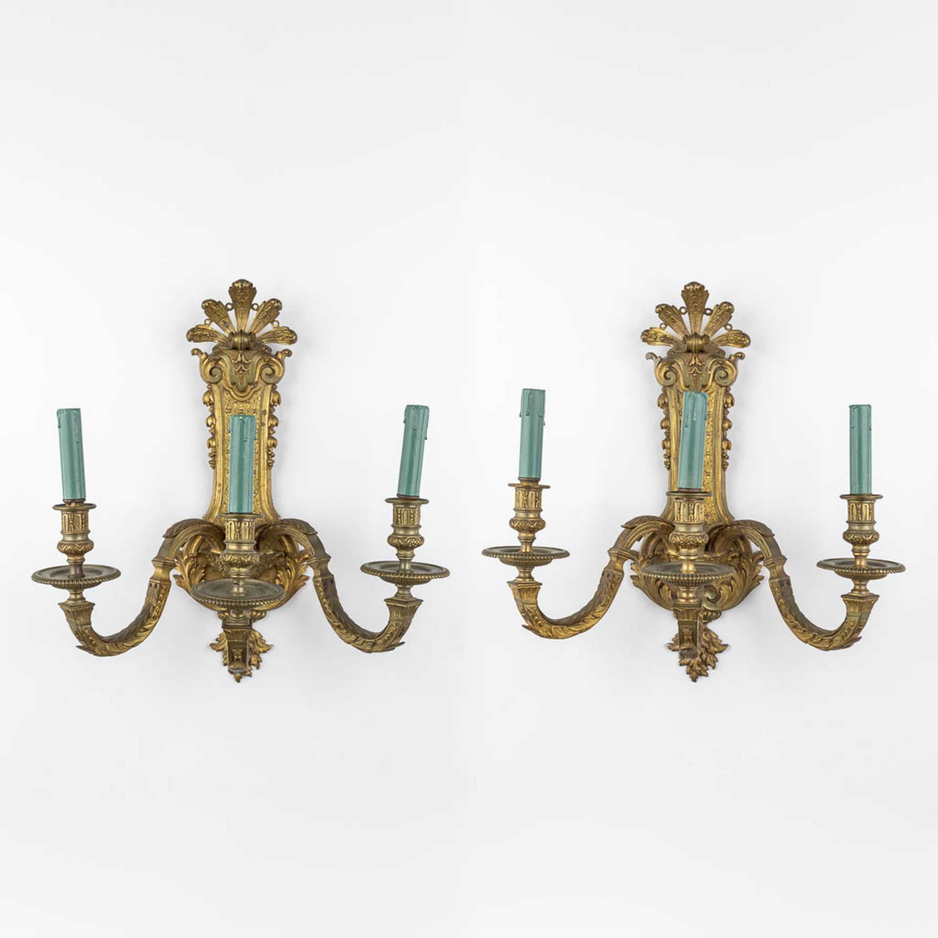 A pair of large wall lamps, bronze in Louis XVI style. Circa 1900. (L:31 x W:48 x H:52 cm)