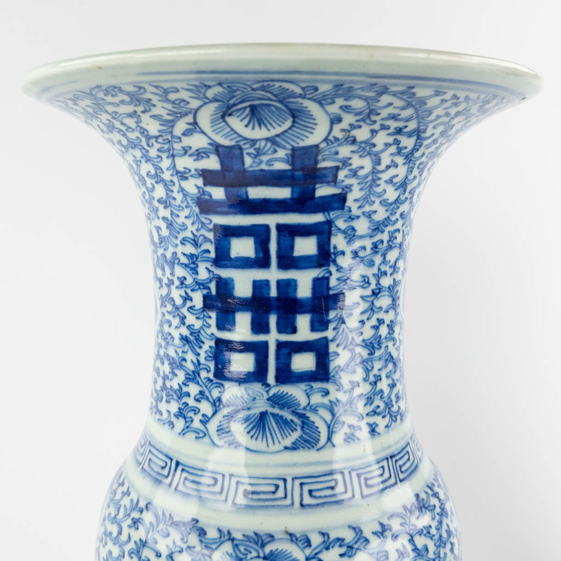 A pair of Chinese blue-white vases, Chenghua mark. 19th C. (H:41 x D:21,5 cm) - Image 11 of 14