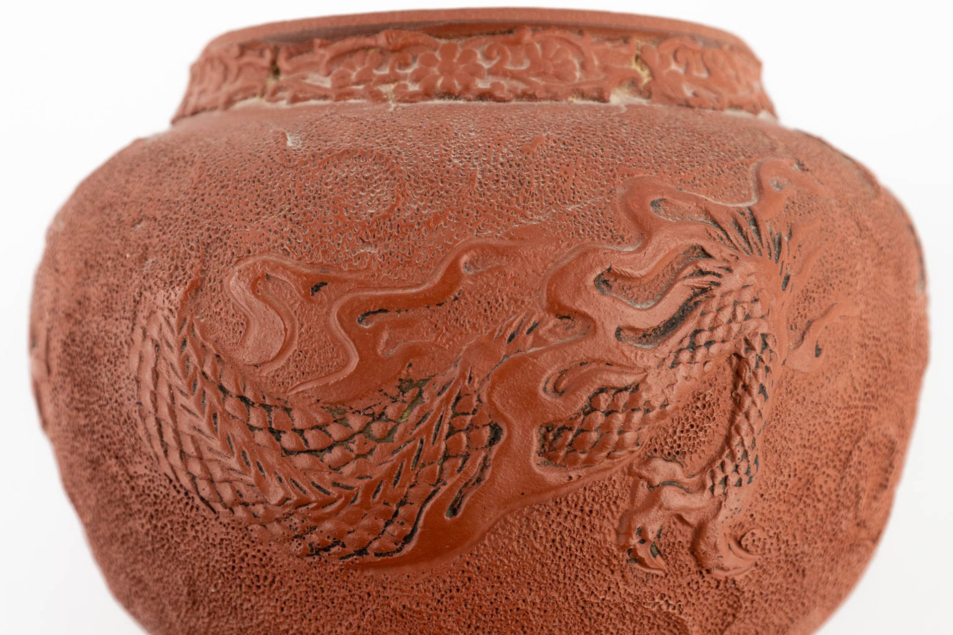 A Chinese stoneware vase, with a relief dragon. 19th/20th C. (H:13 x D:17 cm) - Image 12 of 13