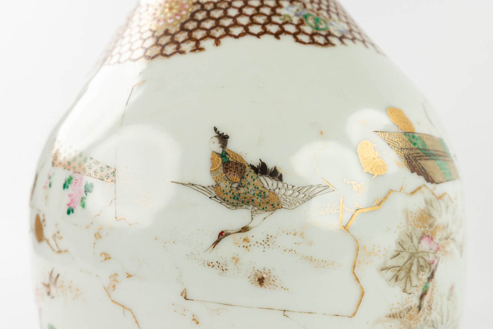 A pair of Japanese vases, decorated with hand-painted landscapes. 19th C. (H:37,5 x D:21 cm) - Bild 14 aus 15