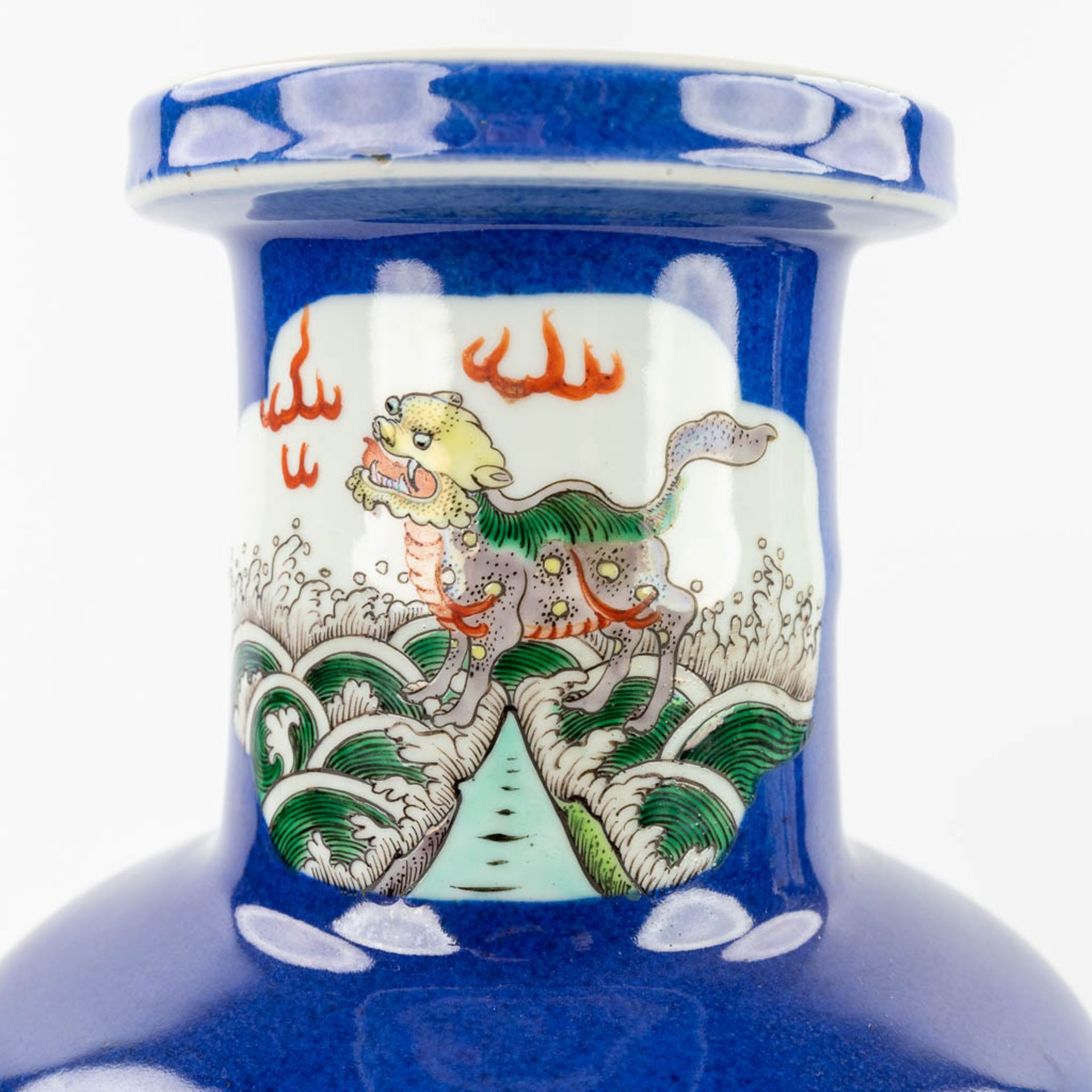 A pair of Chinese vases, decorated with fauna and flora. 20th C. (H:45 x D:18 cm) - Image 9 of 13