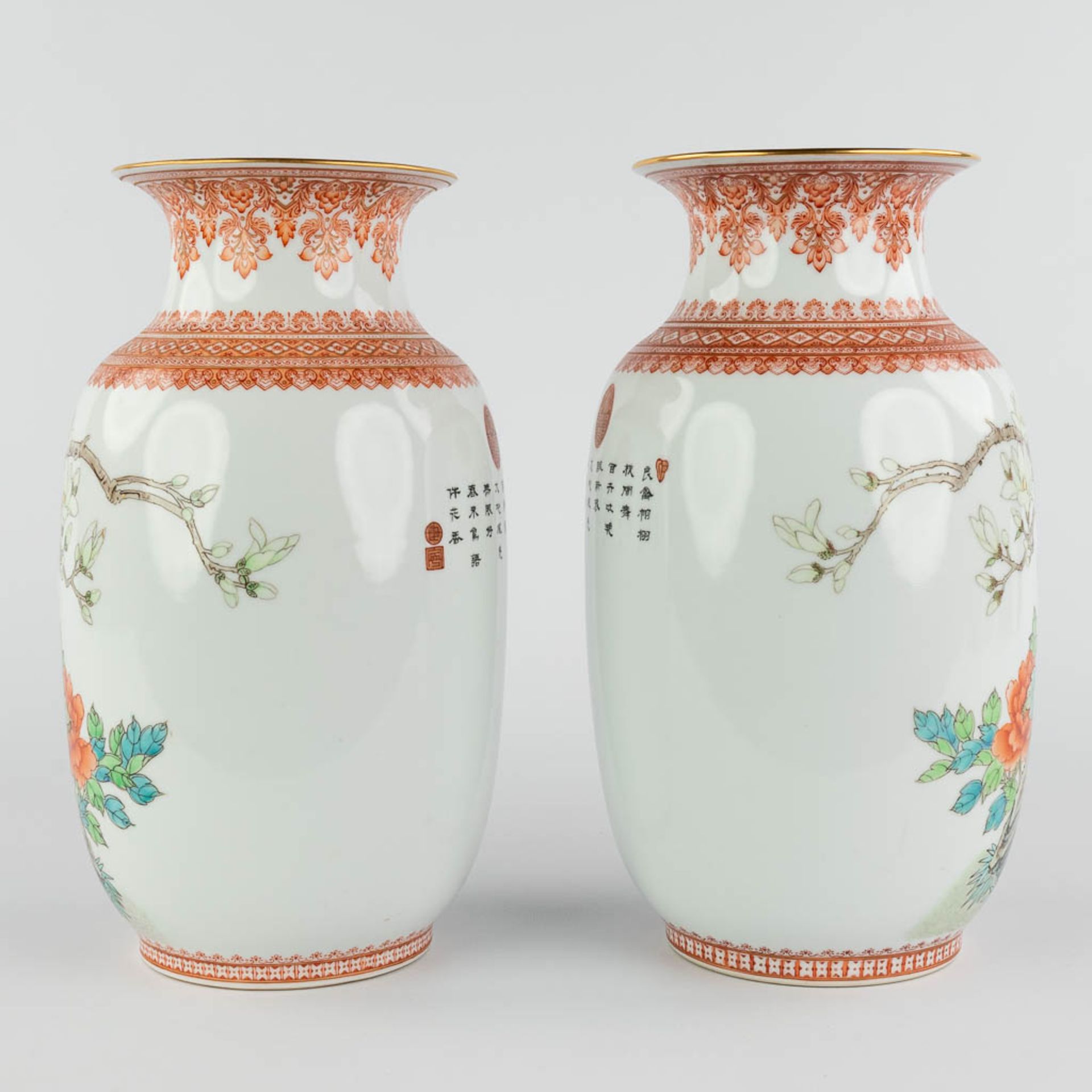 A pair of Chinese vases with bird decor, spring blossoms and peonies. 20th C. (H:32 x D:18 cm) - Image 3 of 12