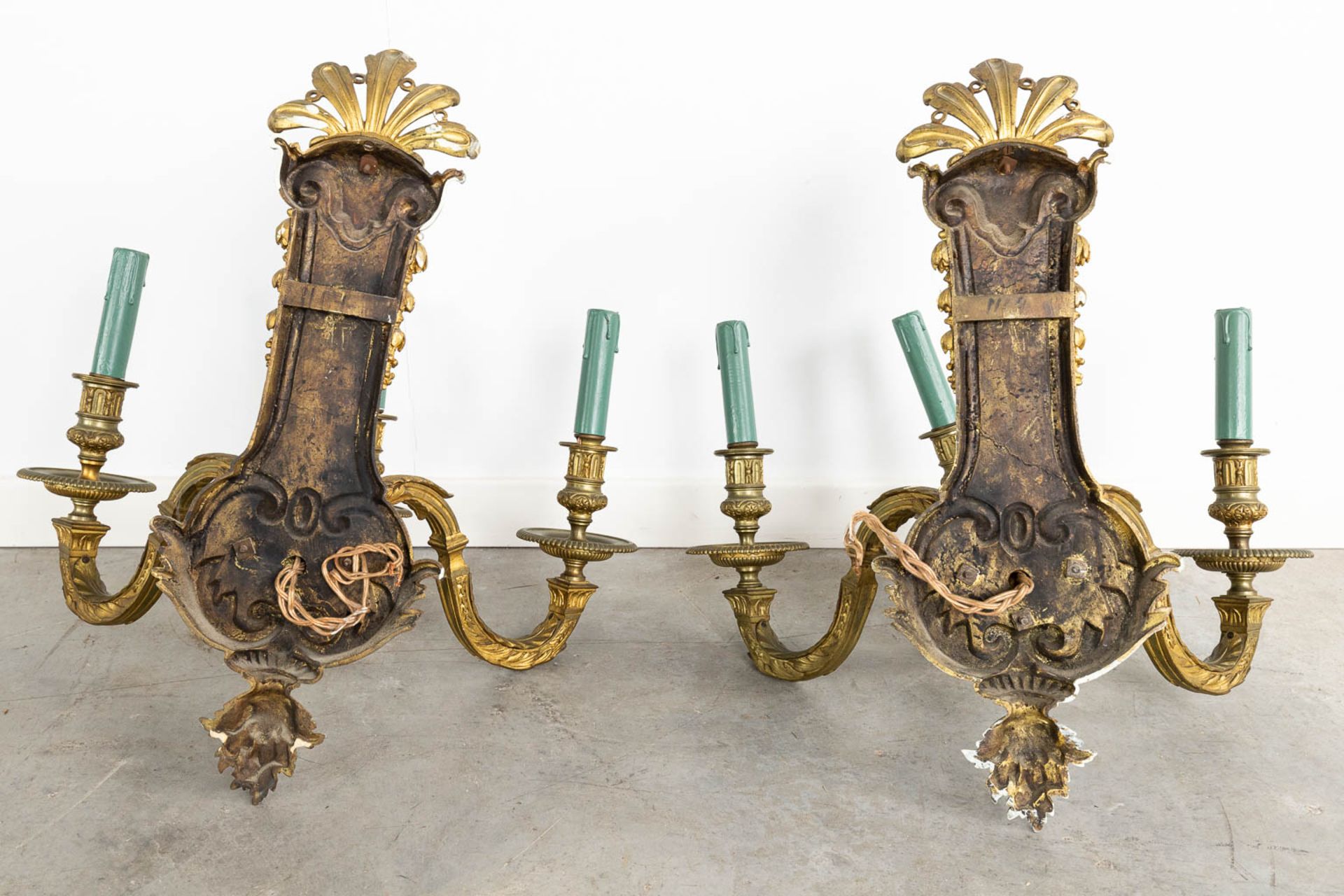 A pair of large wall lamps, bronze in Louis XVI style. Circa 1900. (L:31 x W:48 x H:52 cm) - Bild 10 aus 10