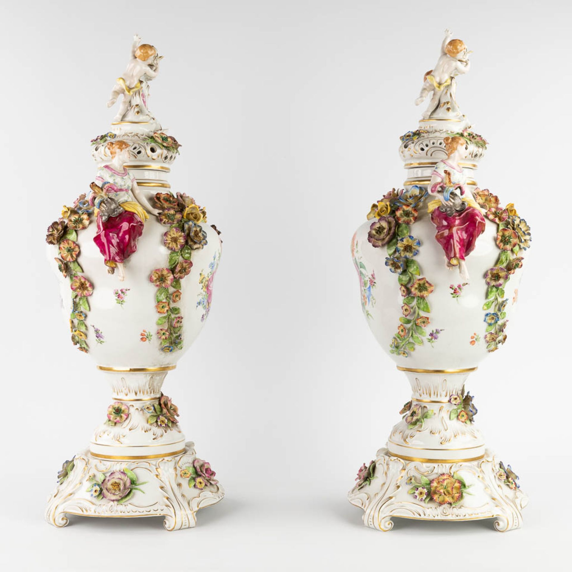 Von Schierholz, Plaue, a pair of large porcelain vases on stands. 20th C. (L:25 x W:35 x H:76 cm) - Image 3 of 19