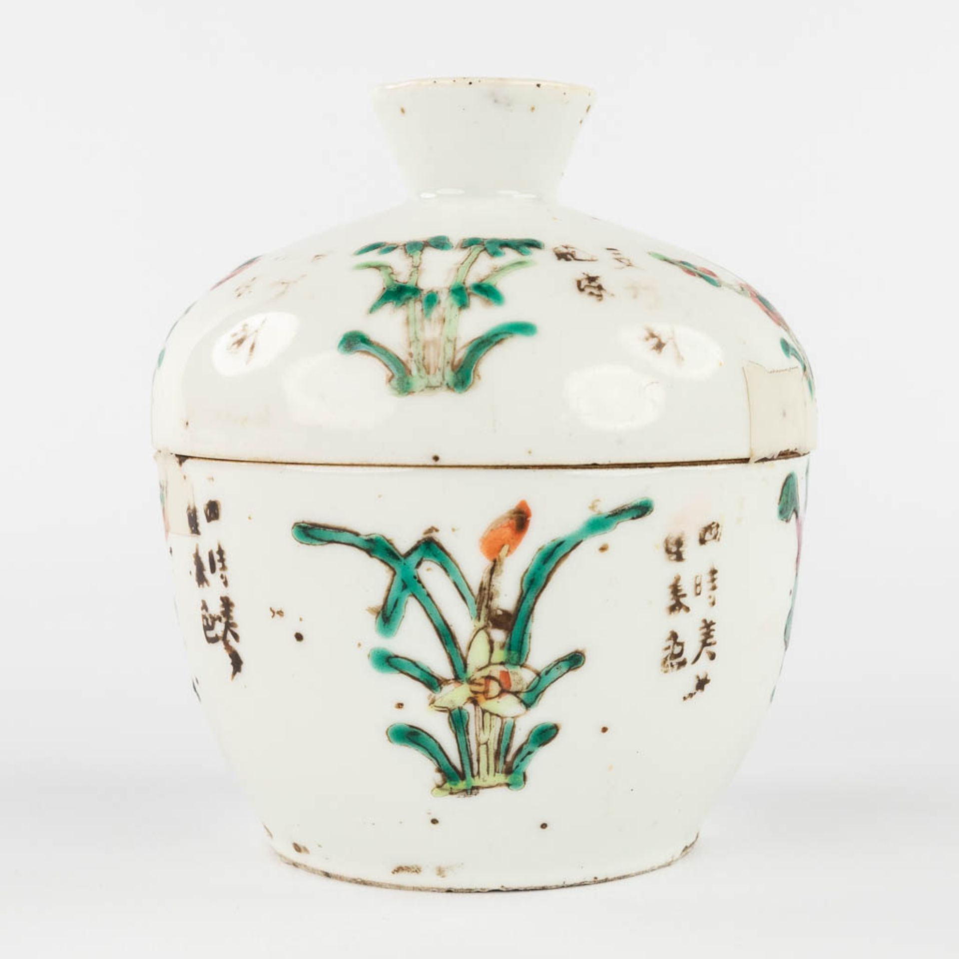 A Chinese bowl and small pot with a lid. Guangxu and Tongzi mark. 19th/20th C. (L:13,5 x W:16,5 x H: - Image 15 of 24