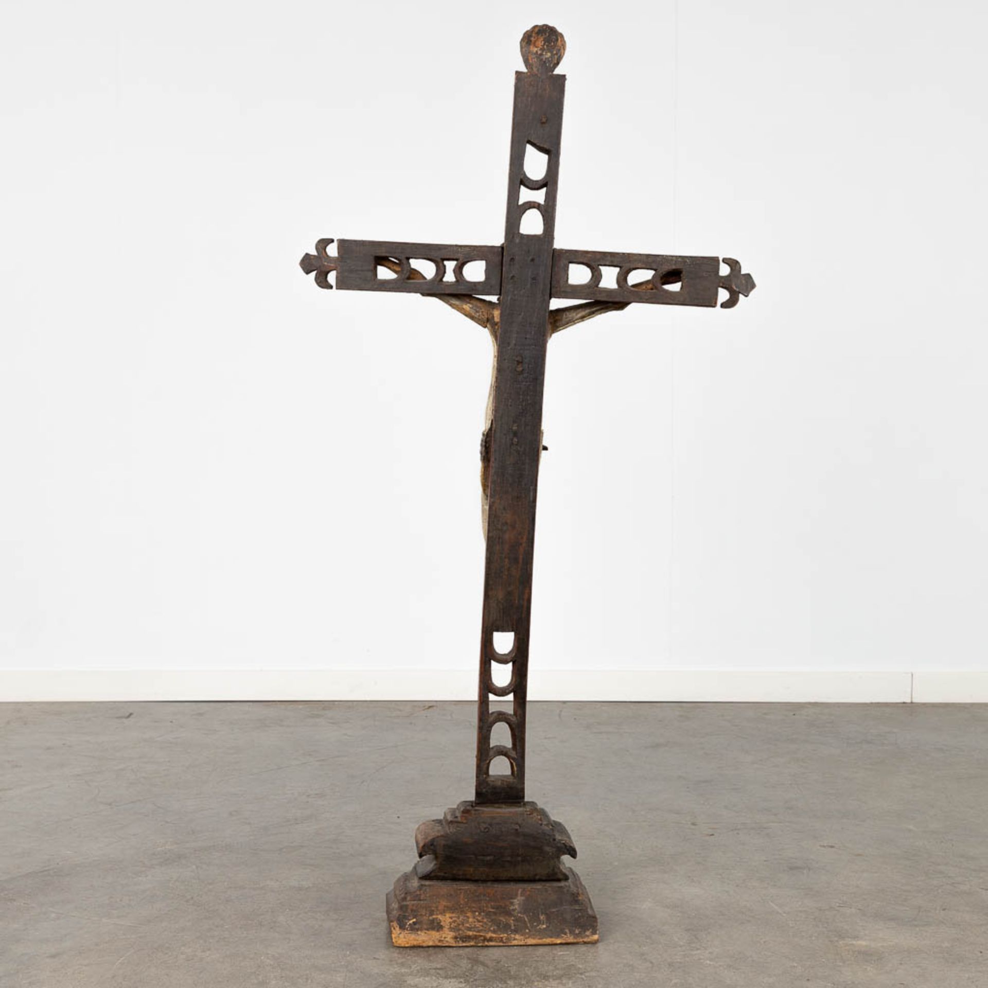 An antique wood-sculptured statue of Jesus on the cross, folk art. 18th C. (W:55 x H:112 cm) - Image 5 of 15