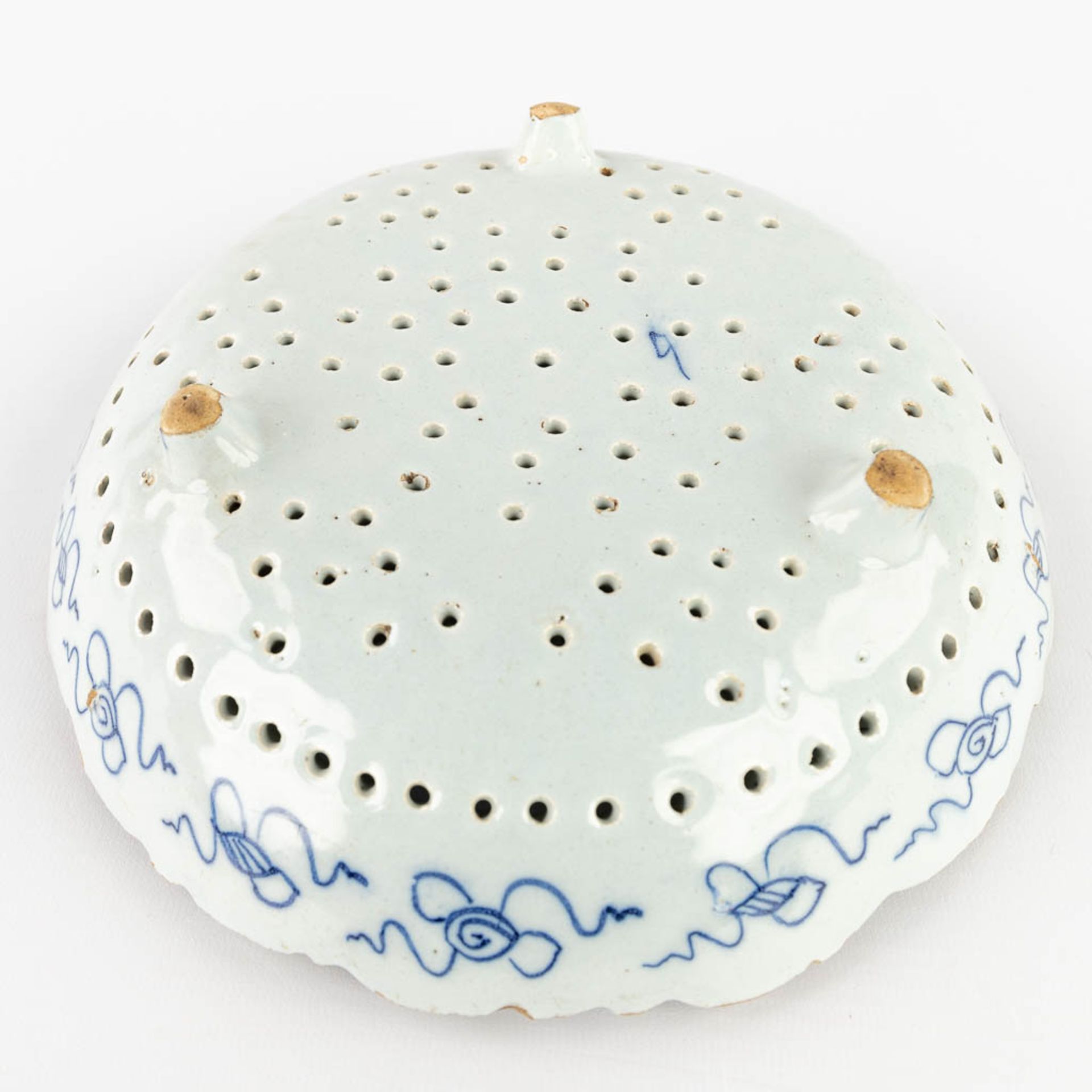 Three pieces of Delfts Faience, two plates with deer and a strainer. 18th C. (D:23 cm) - Image 8 of 18