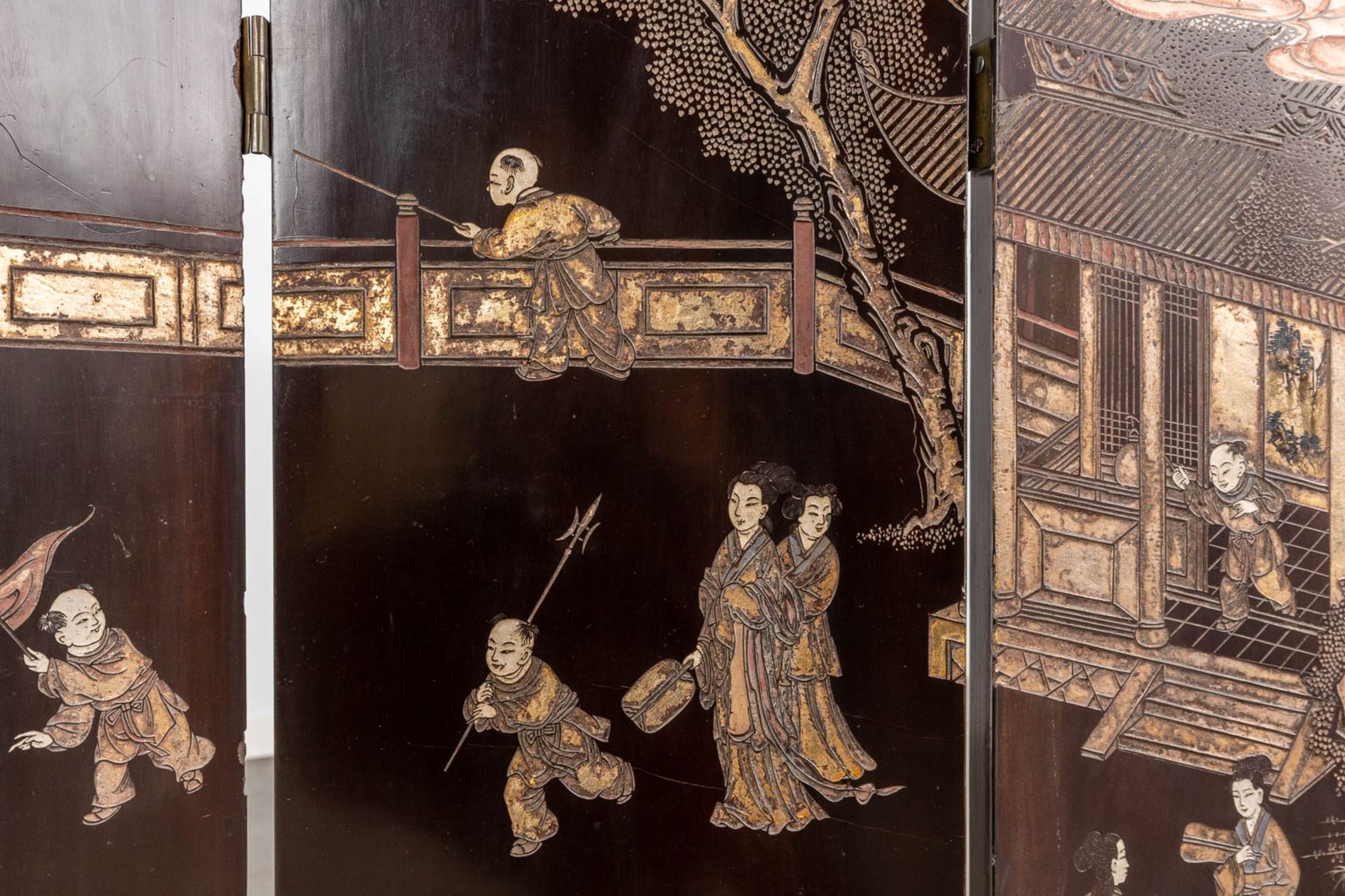 A room divider, screen with Chinoiserie decors, Fauna, Flora and playing children. Circa 1900. (W:10 - Image 6 of 17