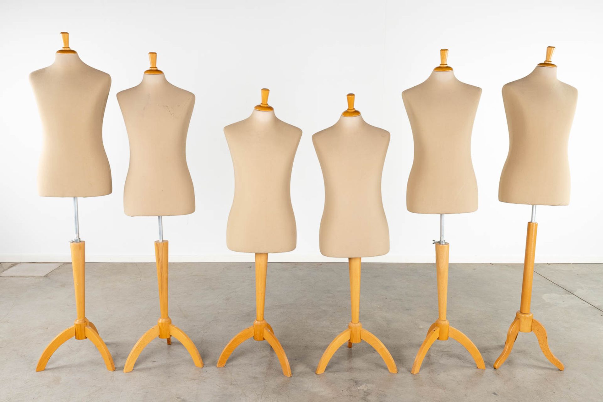 A set of 6 similar mannequins / fitting dolls. (L:24 x W:40 x H:170 cm) - Image 3 of 5