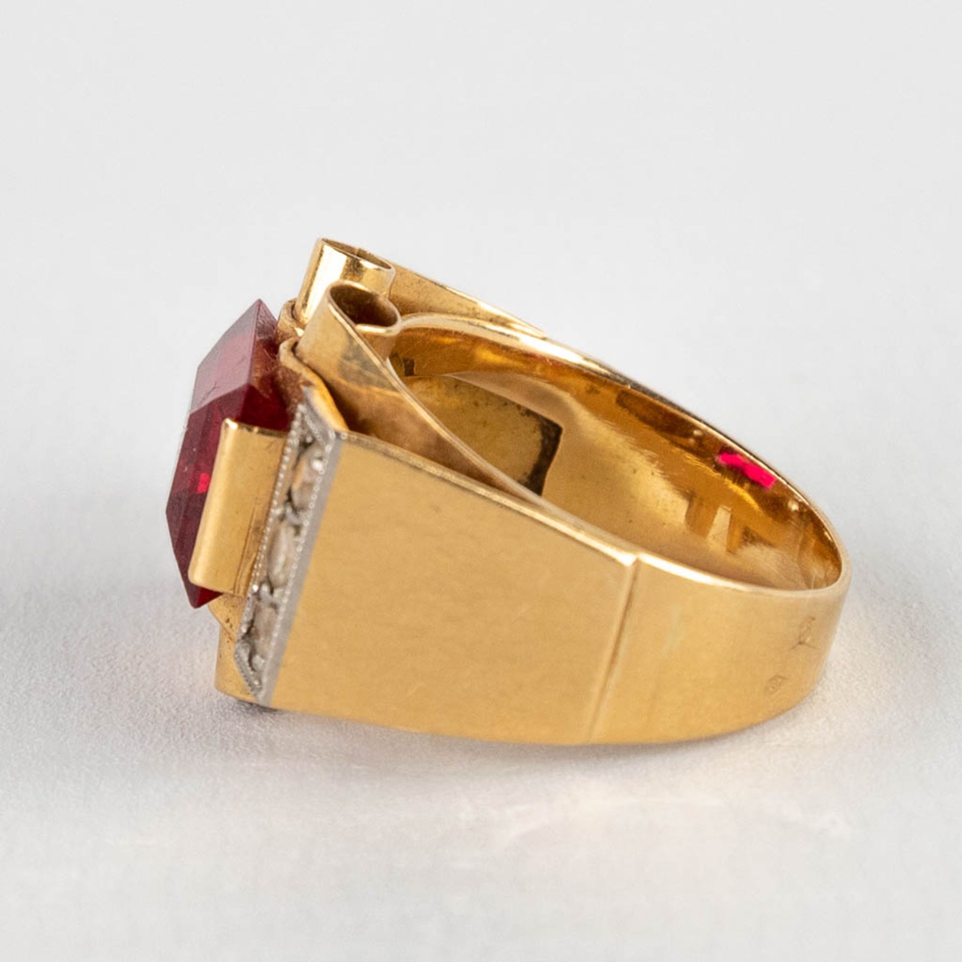 A yellow gold ring with cut red stone/glass and 6 diamonds. Ring size 55. 6,58g. - Image 5 of 11