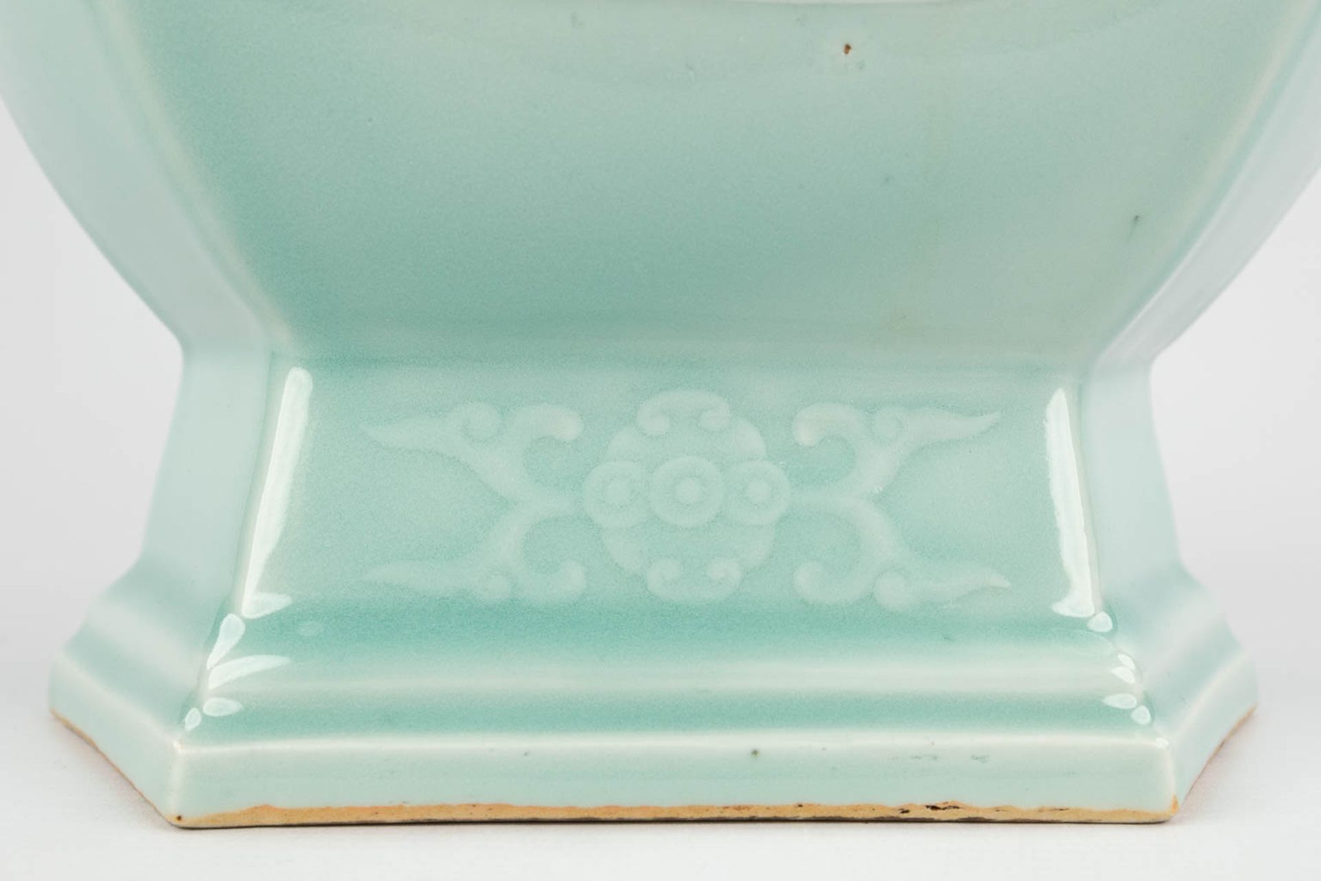 An antique Chinese celadon vase, Hexagonal, Qianlong mark and period. 18th C. (L:20 x W:26 x H:47 cm - Image 11 of 15