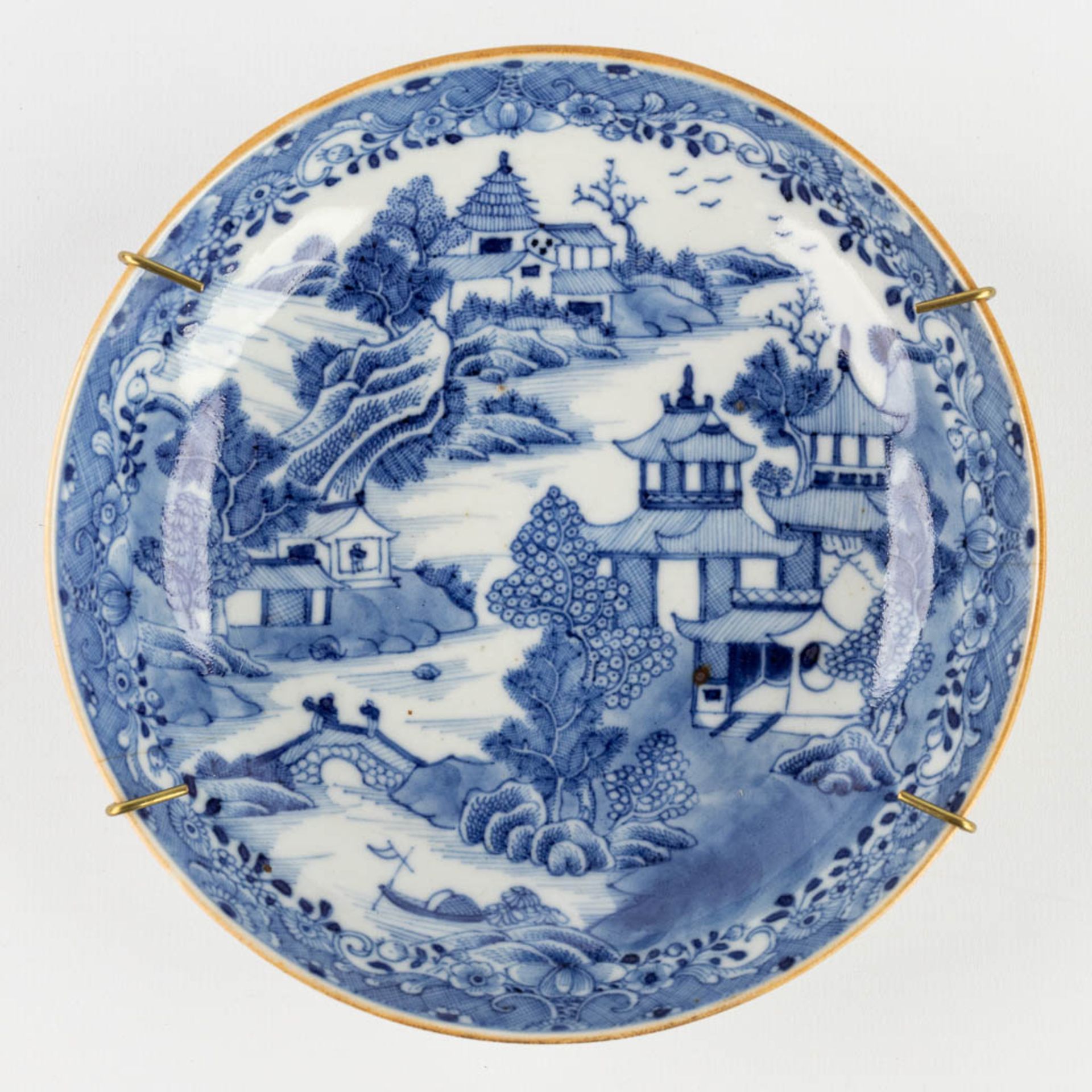 Two Chinese plates with blue-white landscape decor. 19th/20th C. (H:4 x D:16 cm) - Image 6 of 9