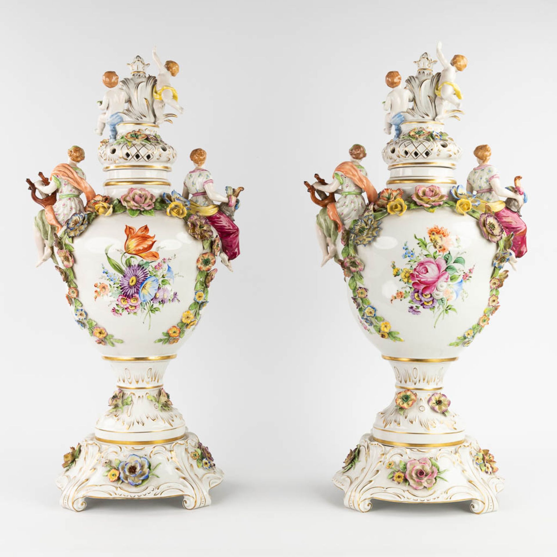 Von Schierholz, Plaue, a pair of large porcelain vases on stands. 20th C. (L:25 x W:35 x H:76 cm) - Image 4 of 19