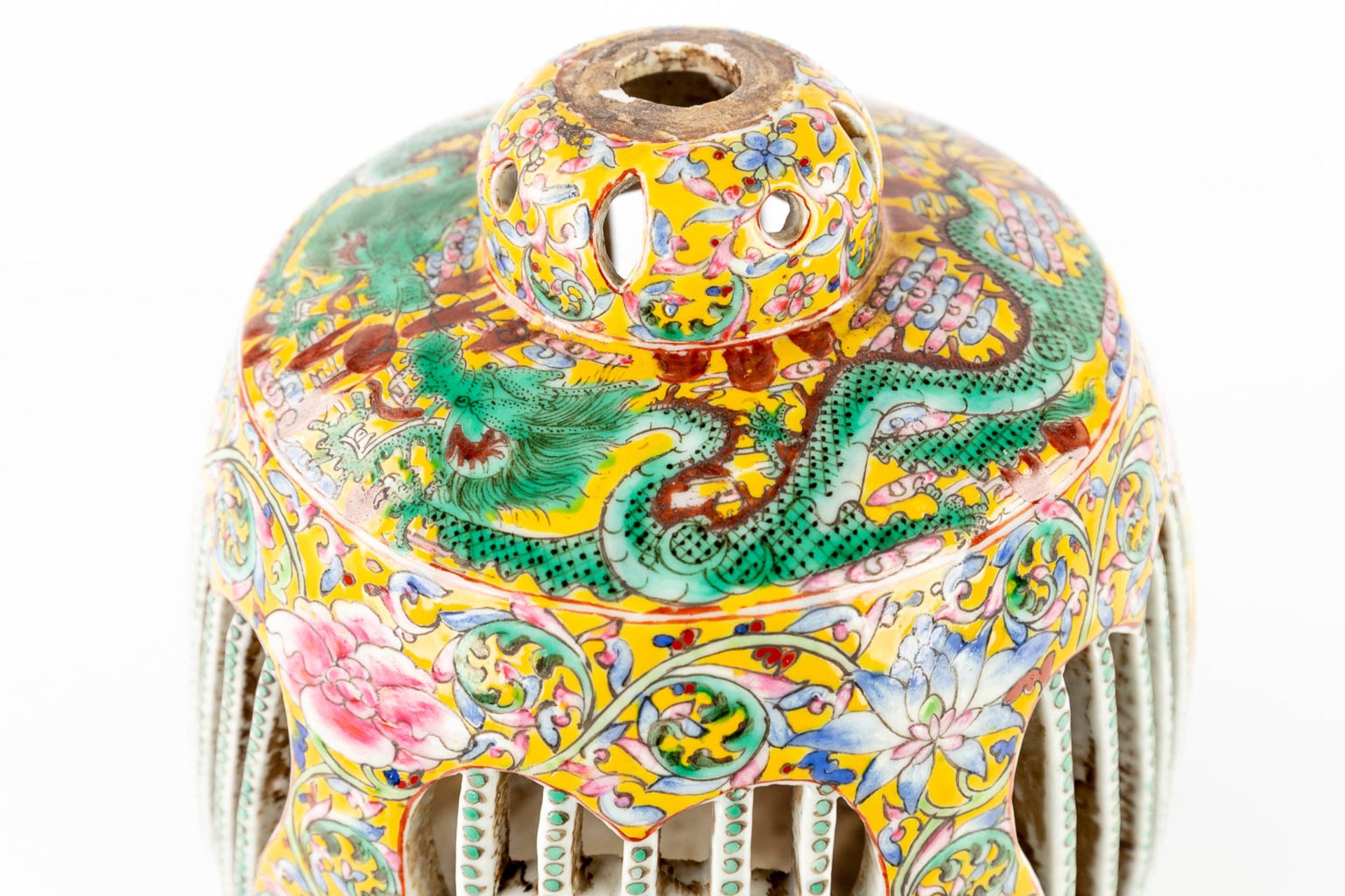 A Chinese porcelain 'Bird Cage', Famille Rose, Qianlong Mark. 20th C. (H:25 x D:19 cm) - Image 11 of 12