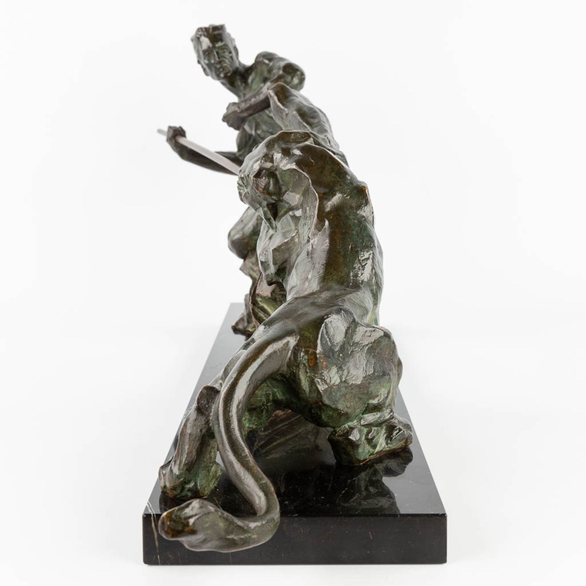 P. BERJEAN (XX) Fighting a lion, patinated bronze, marble. (L:29 x W:100 x H:37 cm) - Bild 4 aus 11