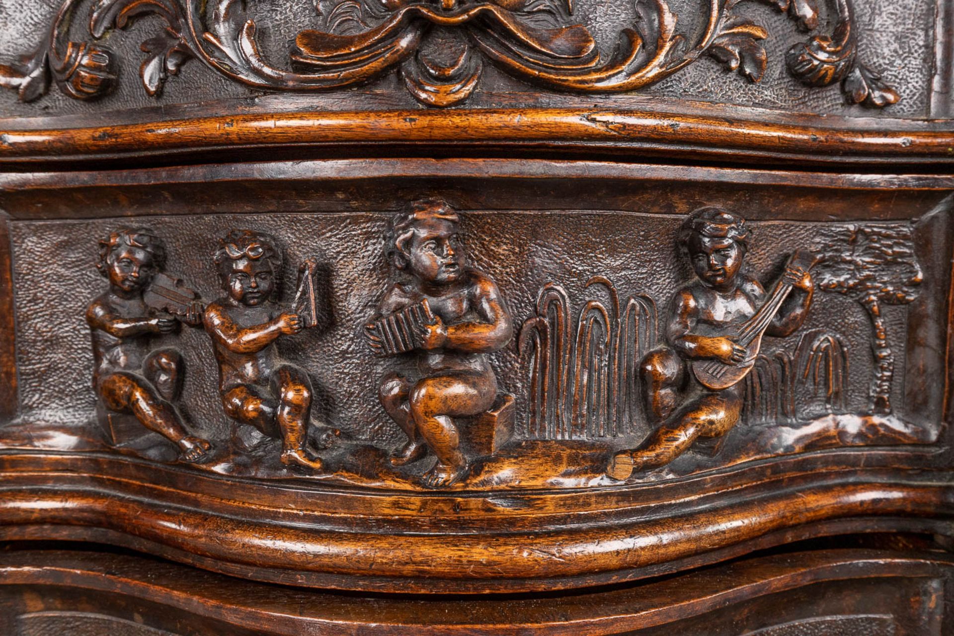 A Rococo-inspired commode, richly sculptured with mythological figurines, putti and ladies. Circa 19 - Bild 14 aus 20