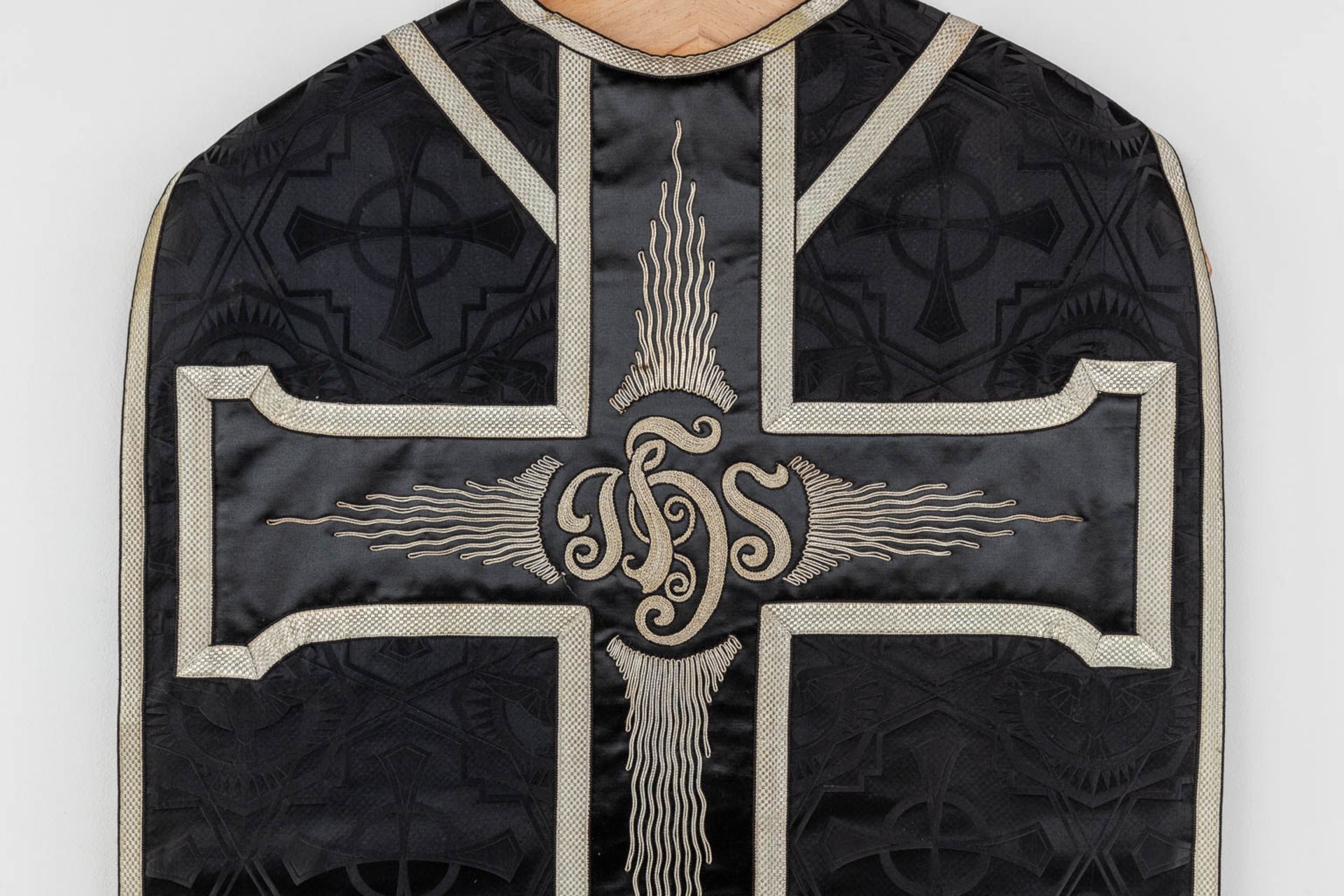 A set of Black Lithurgical Robes, Roman Chasubles, Stola, Manisple and Chalice Veils. - Bild 6 aus 22