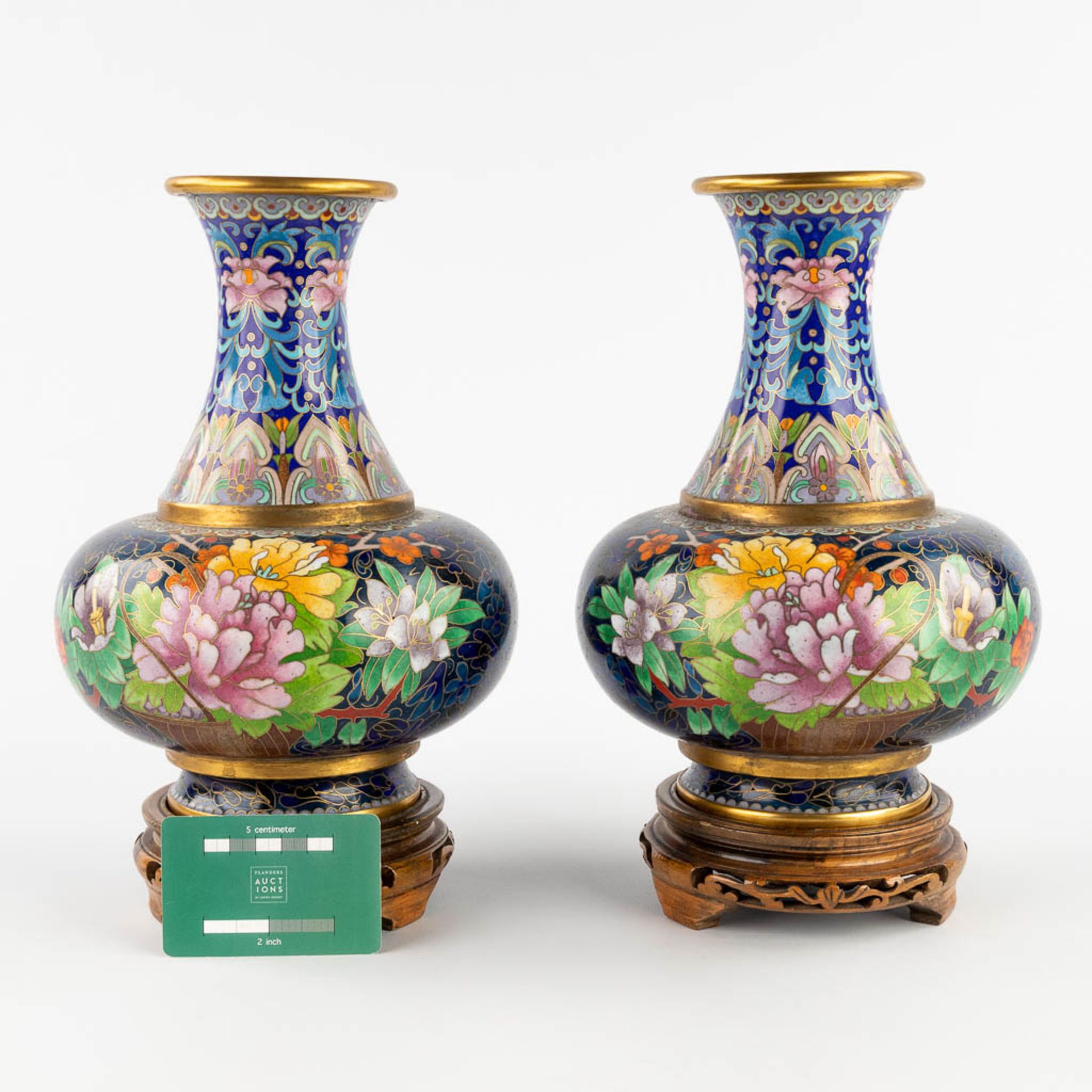A pair of vases with a flower decor, cloisonné decor. 20th C. (W:18 x H:26 cm) - Bild 2 aus 13