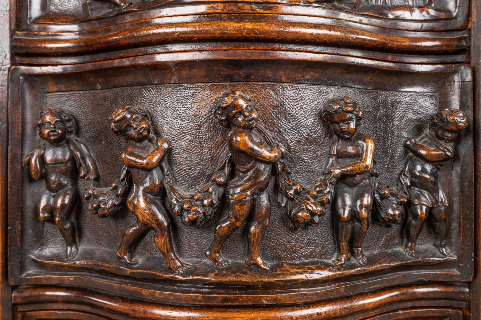 A Rococo-inspired commode, richly sculptured with mythological figurines, putti and ladies. Circa 19 - Bild 15 aus 20