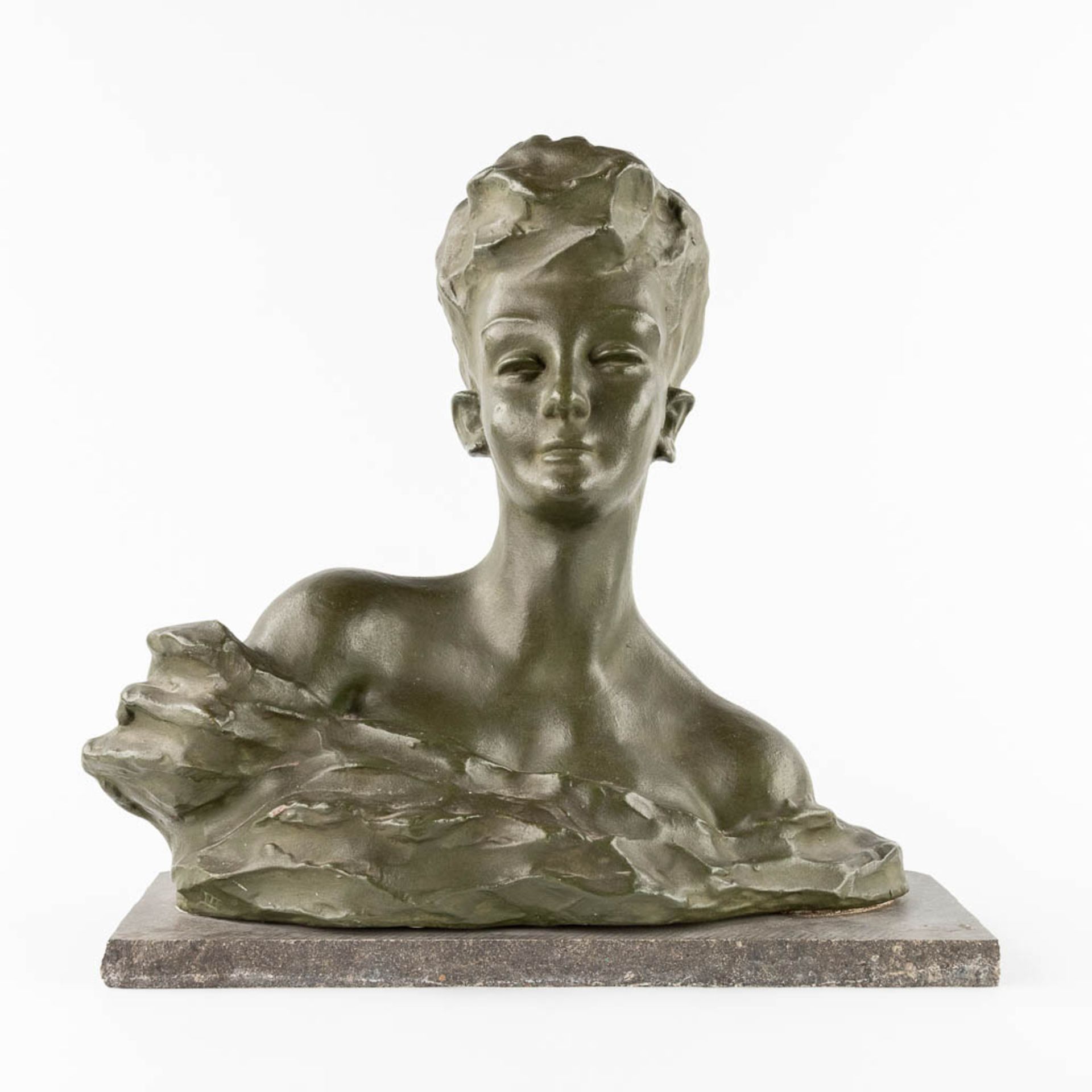 Ernest PATRIS (1909-1981) 'Buste van een dame' patinated plaster. (L:22 x W:45 x H:43 cm)