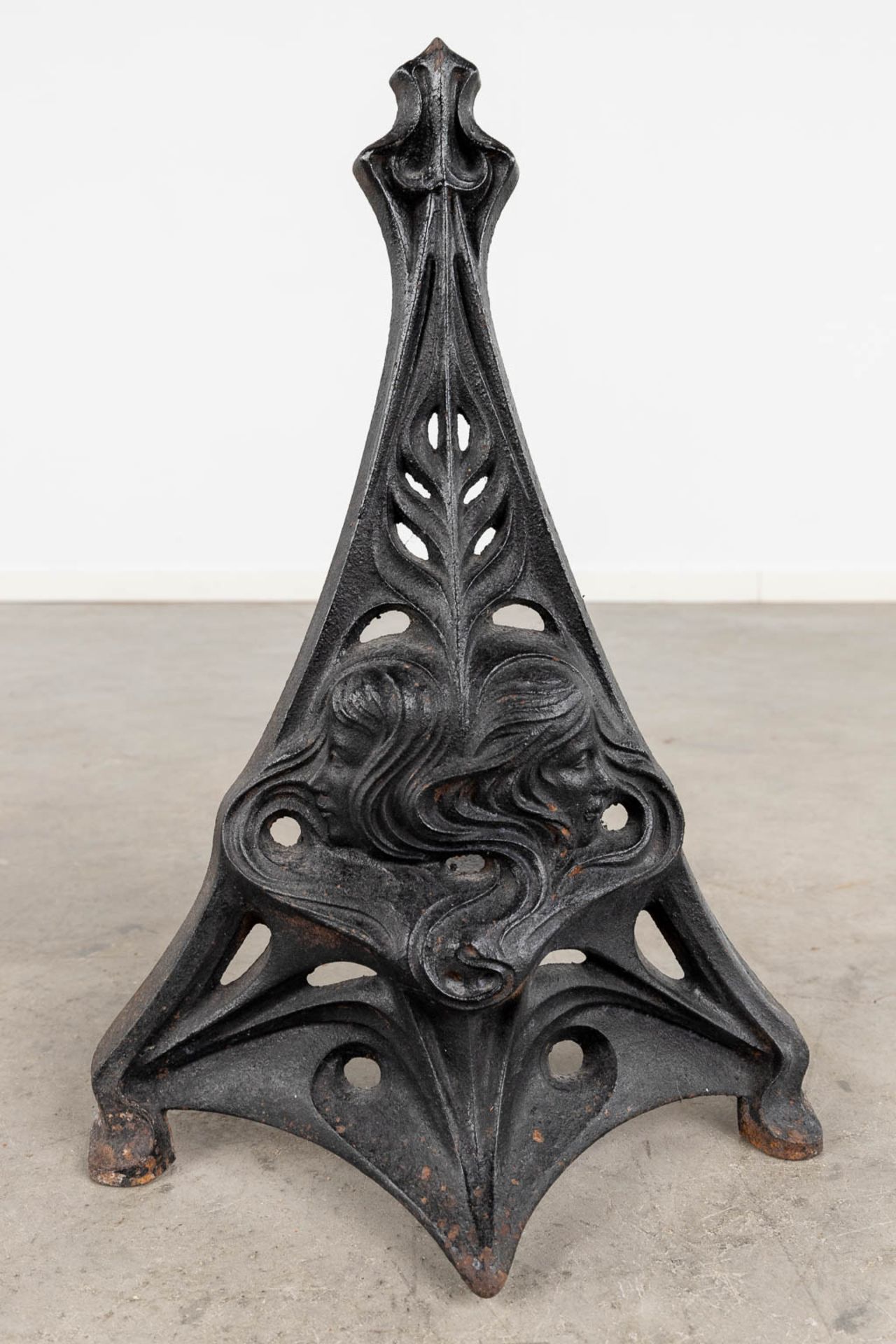 A pair of fireplace andirons, cast iron in art nouveau. Circa 1900. (L:40 x W:27 x H:40 cm) - Bild 8 aus 12