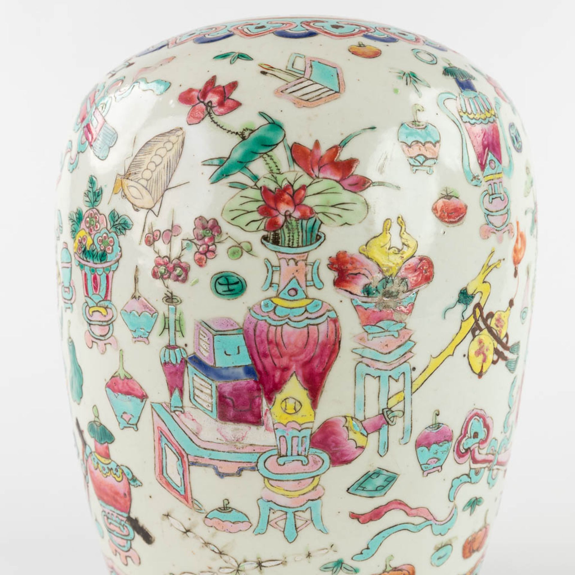 A Chinese Famille Rose ginger jar, decorated with 100 antiquities. 19th/20th C. (H:30 x D:21 cm) - Image 14 of 16