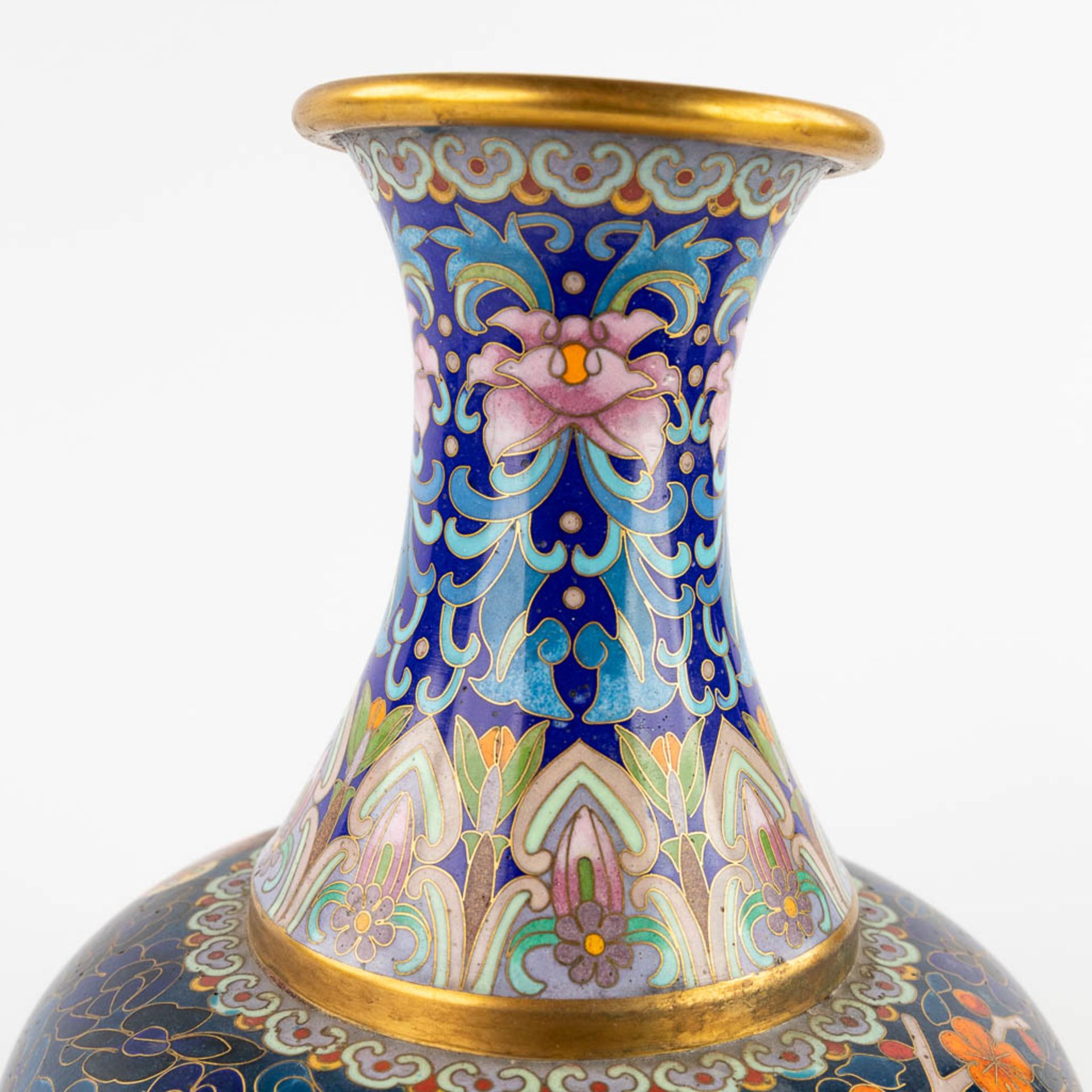 A pair of vases with a flower decor, cloisonné decor. 20th C. (W:18 x H:26 cm) - Bild 12 aus 13