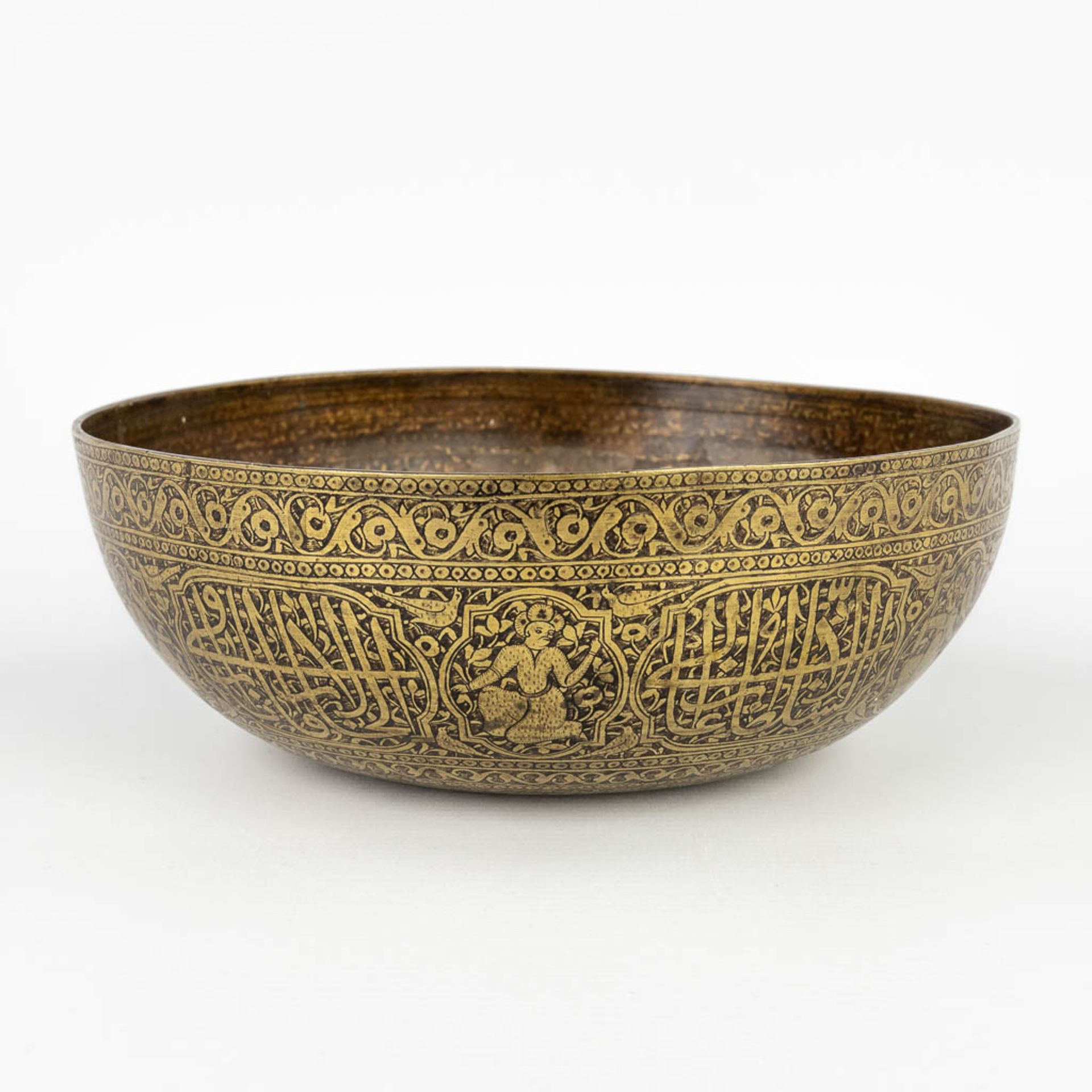 A bowl, Islamic origin, bronze. (H:8 x D:23 cm) - Bild 4 aus 13