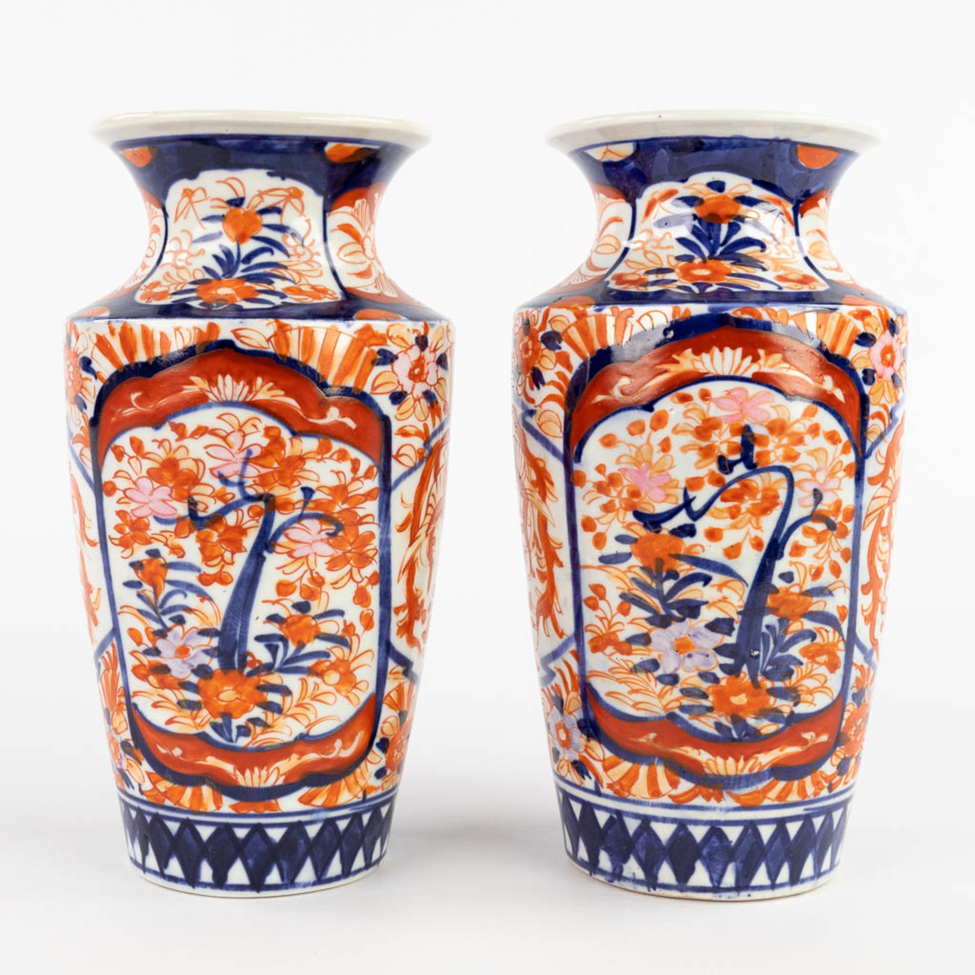 Three pieces of Japanese Imari porcelain, an umbrella stand and a pair of vases. 19th/20th C. (H:60 - Image 3 of 20
